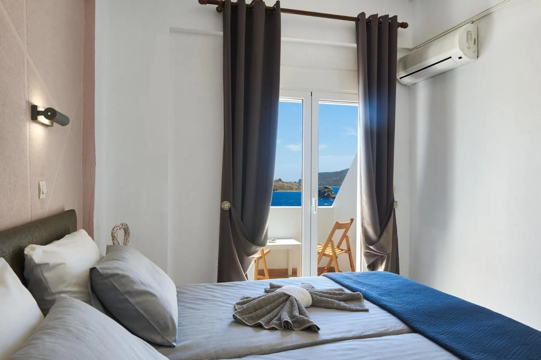 View (from property/room), Bed in HOTEL ATHINA