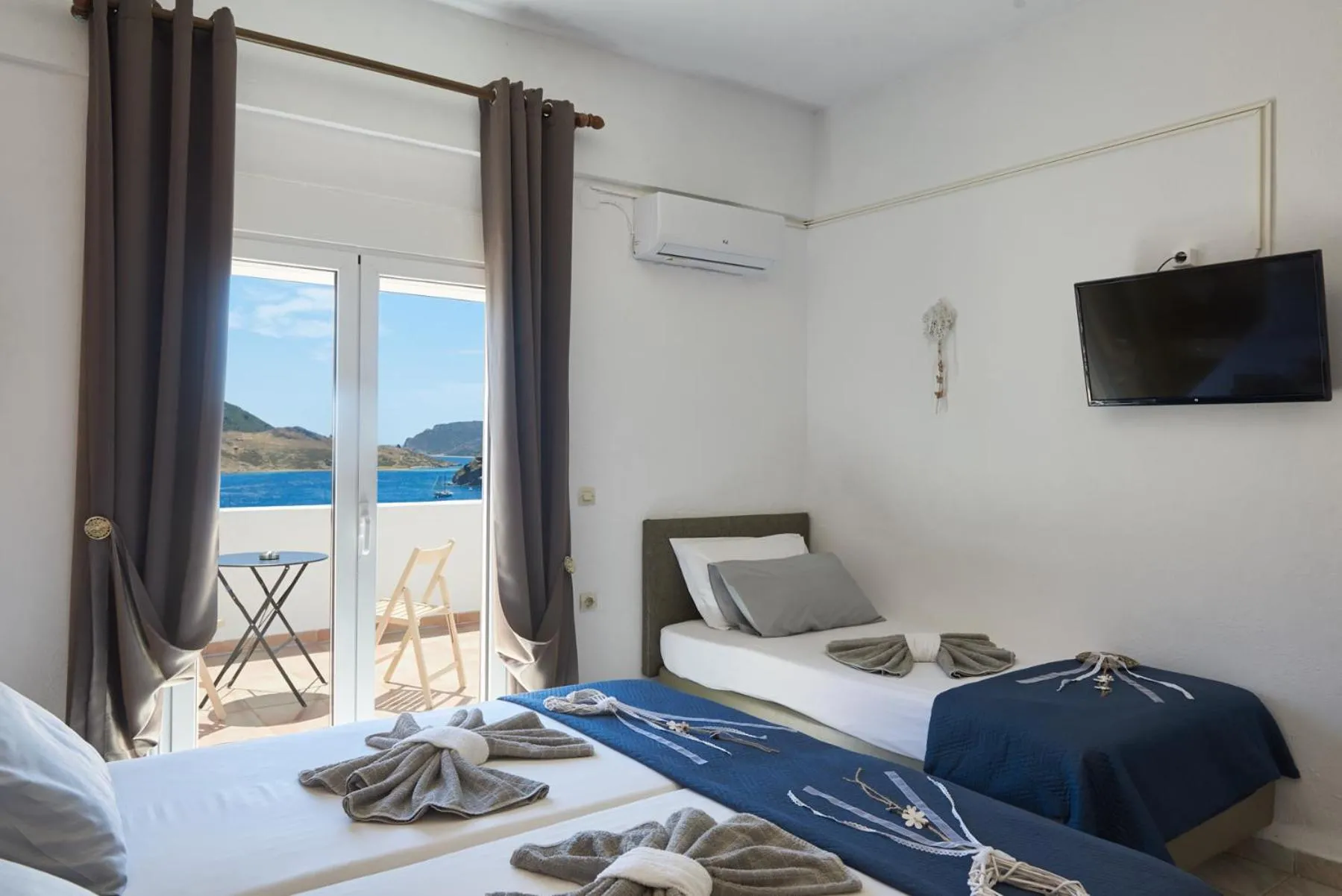 Photo of the whole room, Bed in HOTEL ATHINA