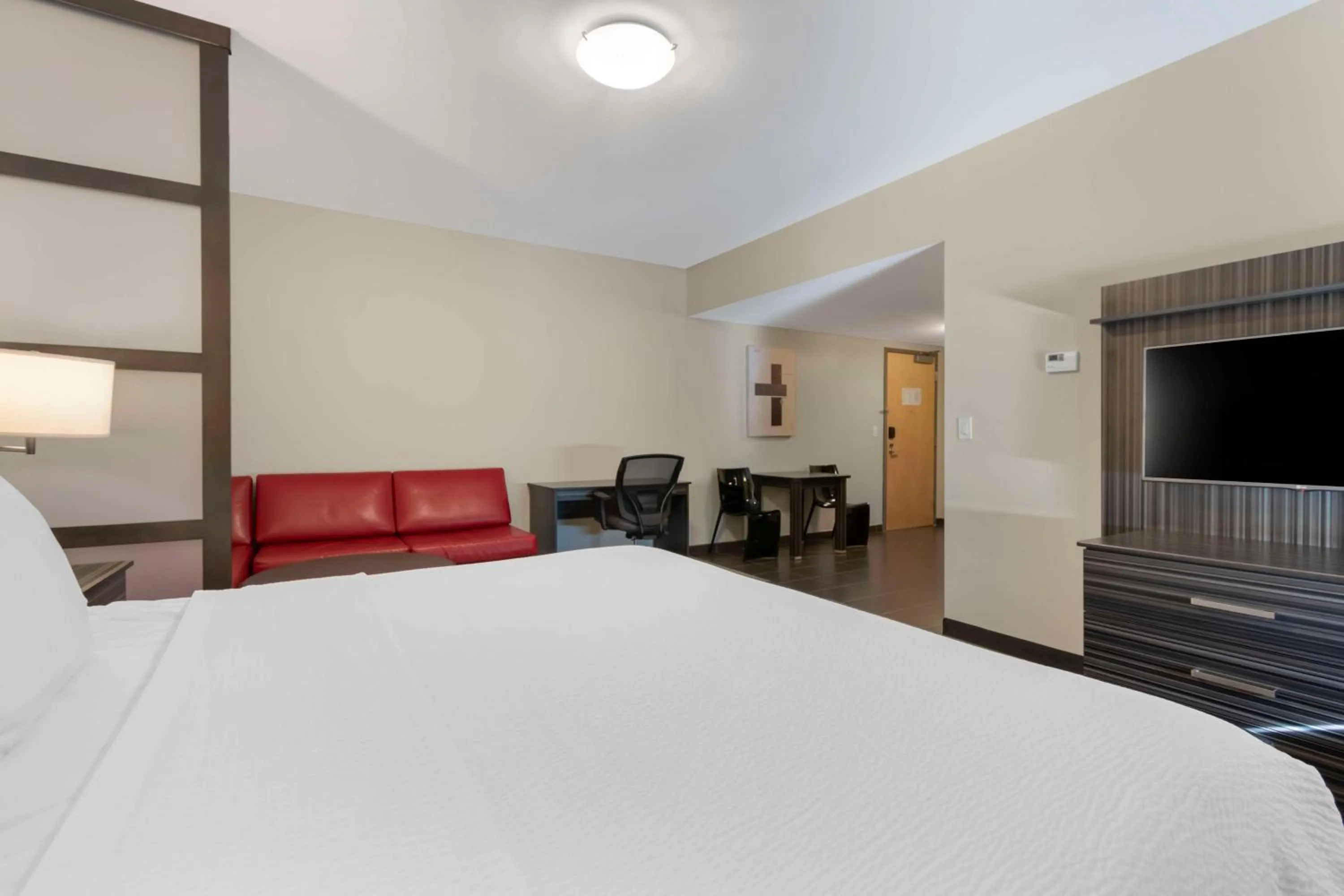 Bedroom, Bed in Best Western Plus Airport Inn & Suites