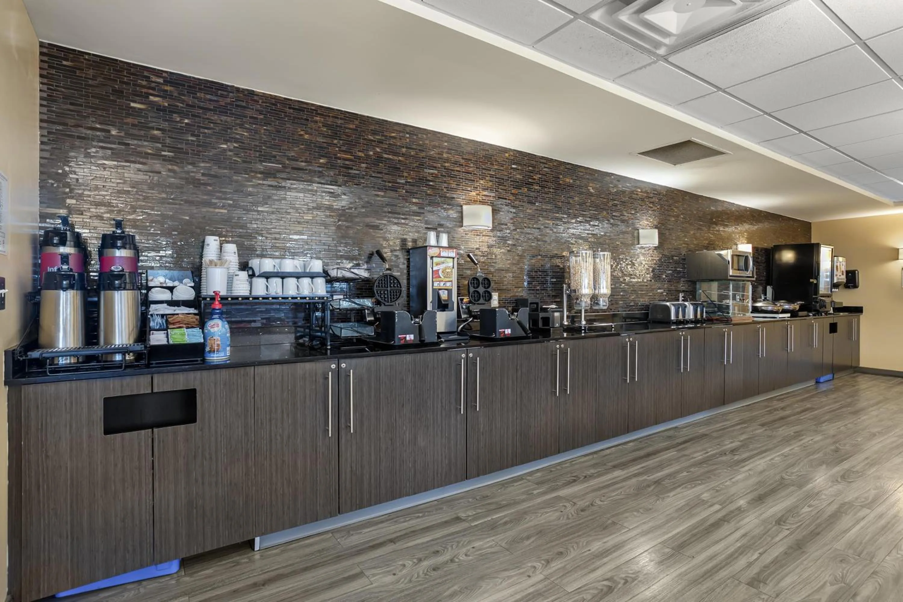 Breakfast in Best Western Plus Airport Inn & Suites