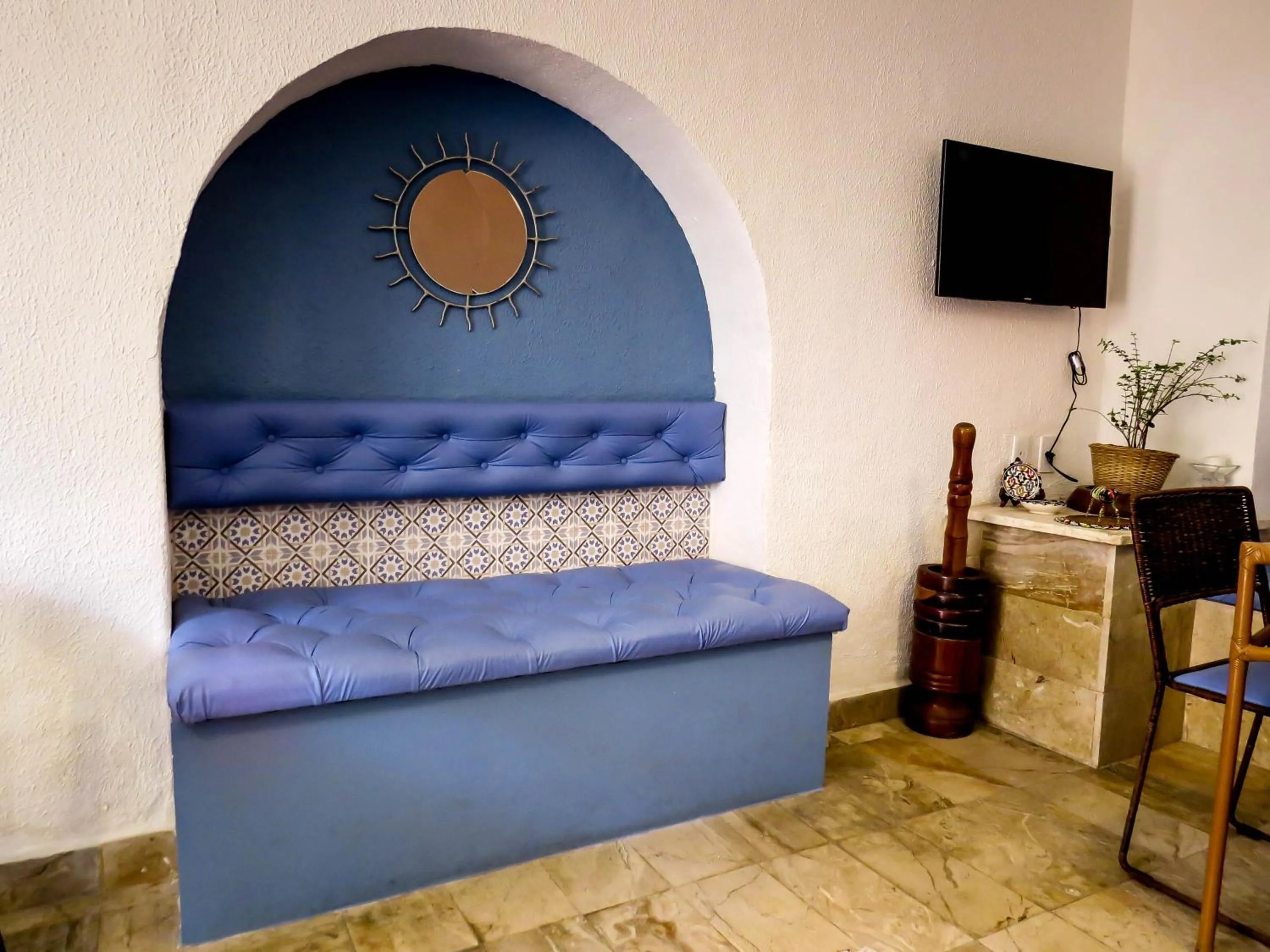 Communal lounge/ TV room in Casa Perpetua Hotel D Charm