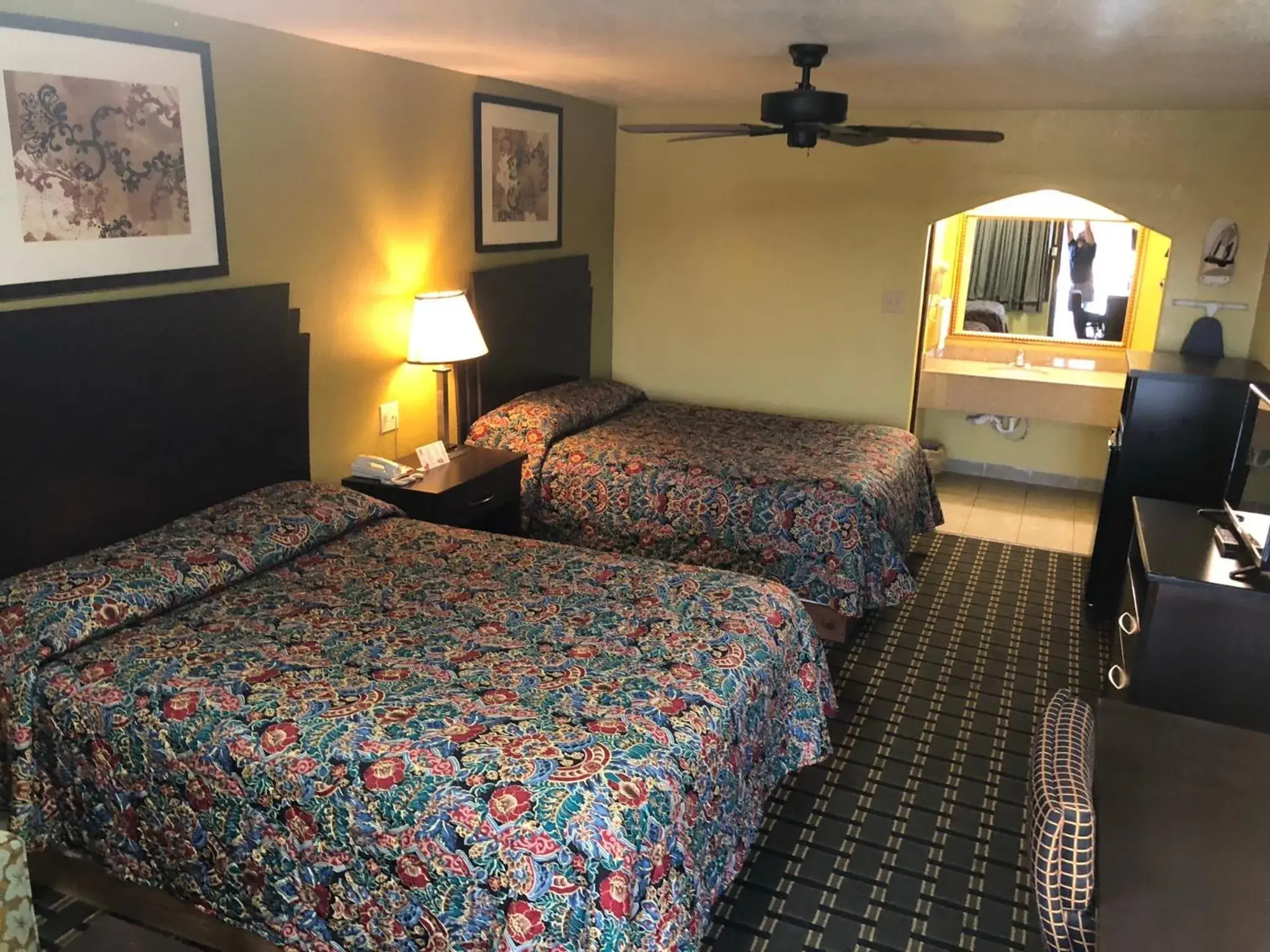 Bed in Kings Inn Mexia