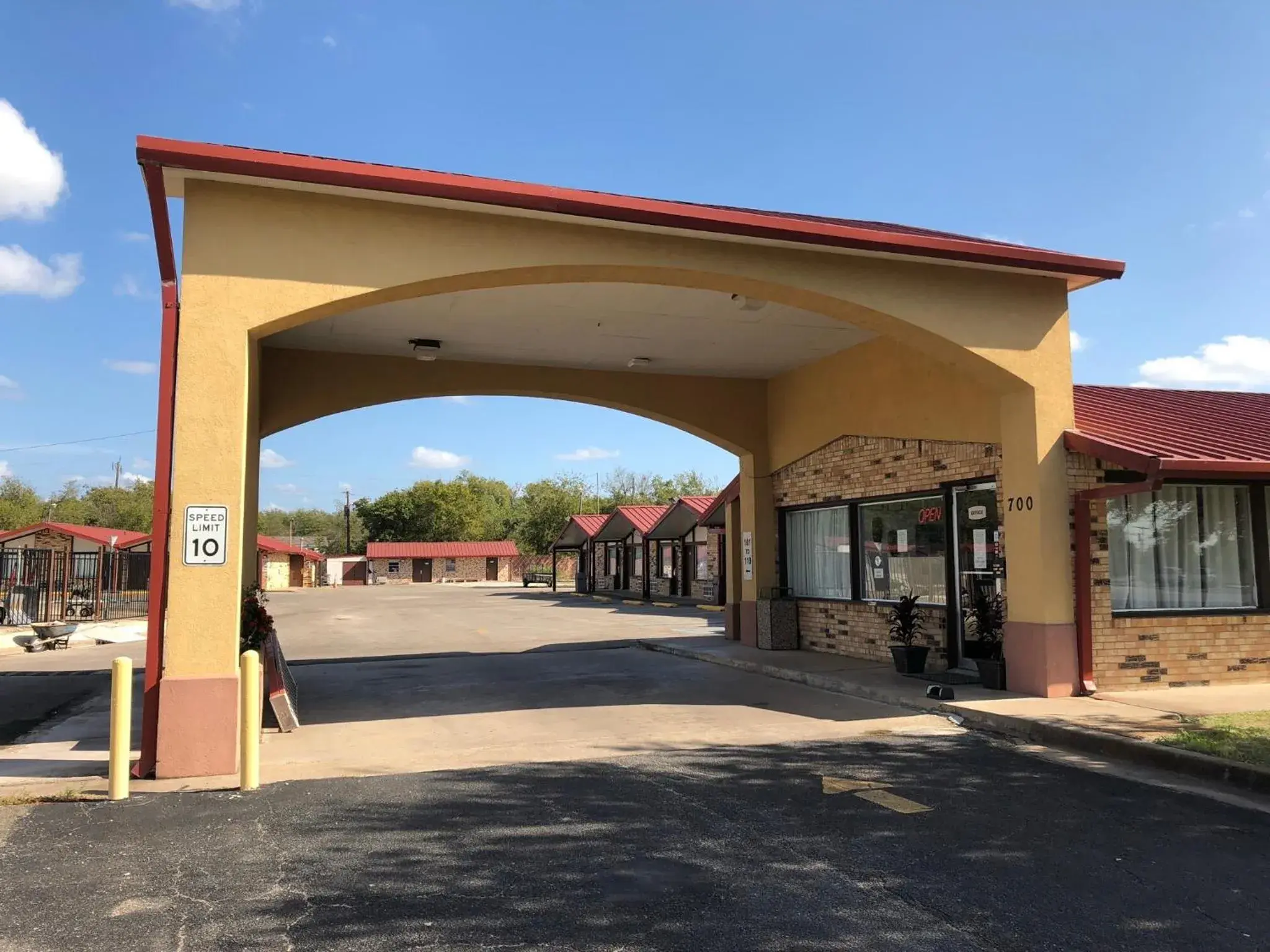 Facade/entrance in Kings Inn Mexia