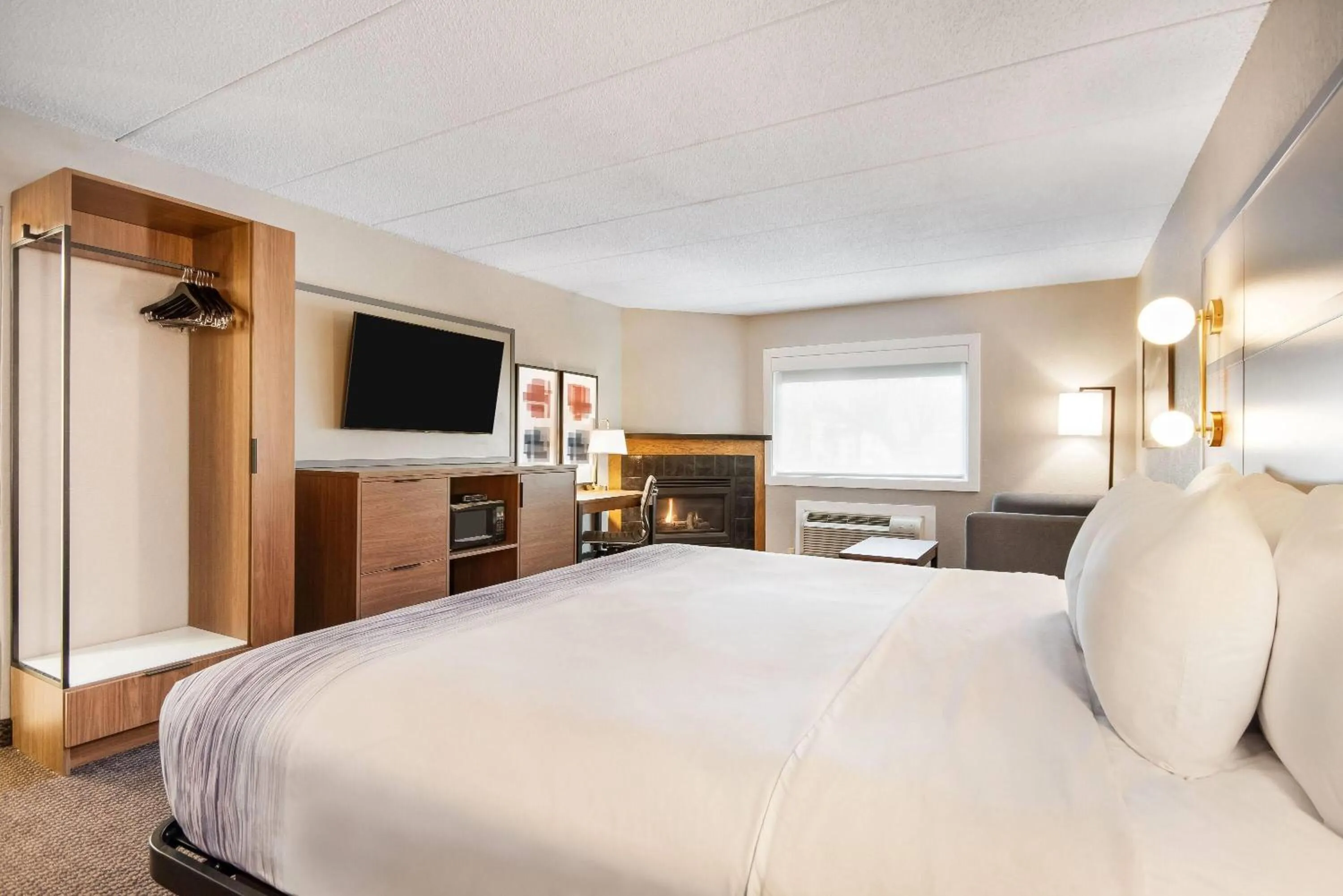 Photo of the whole room, Bed in AmericInn by Wyndham St. Peter