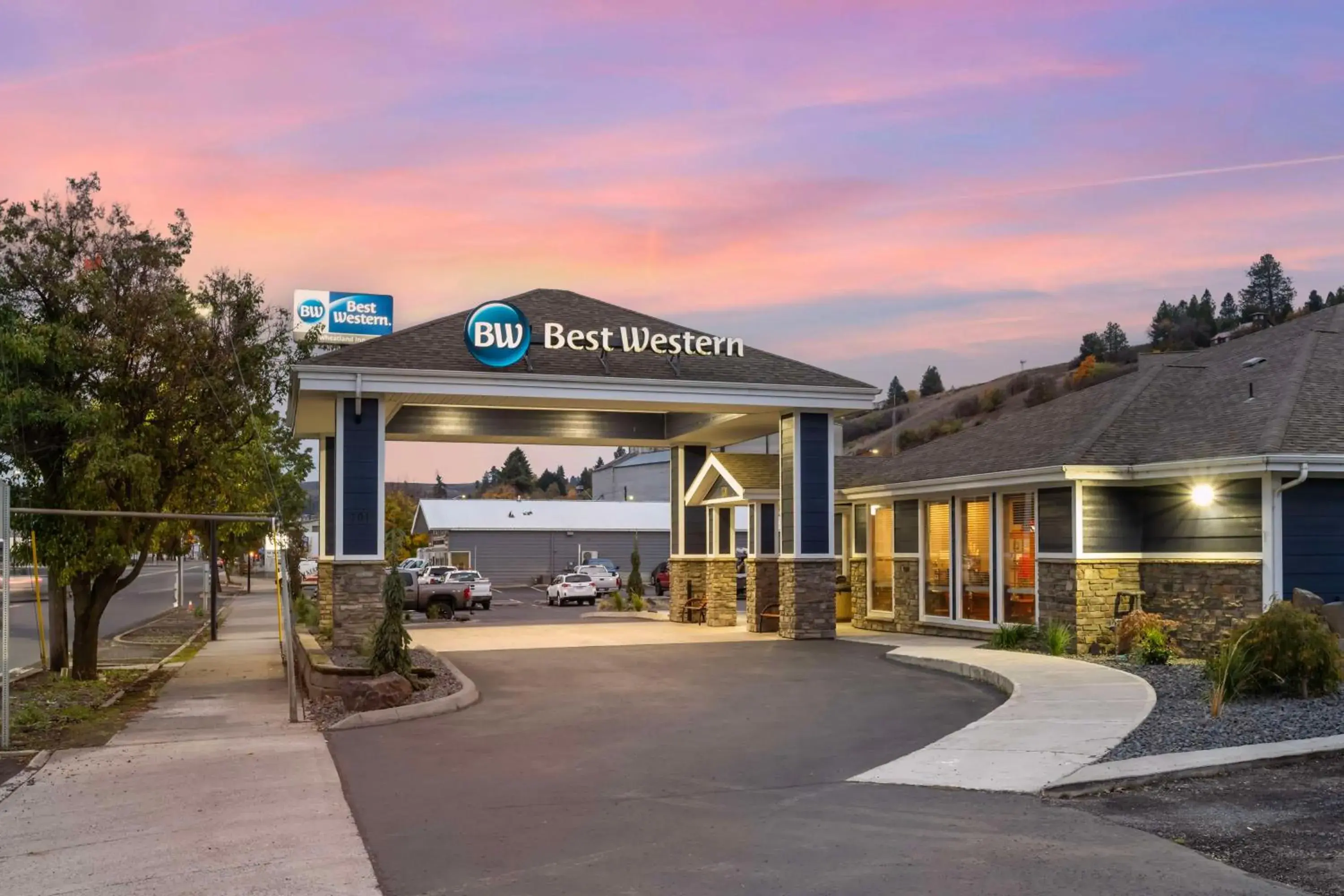 Property building in Best Western Wheatland Inn Property building in Best Western Wheatland Inn
