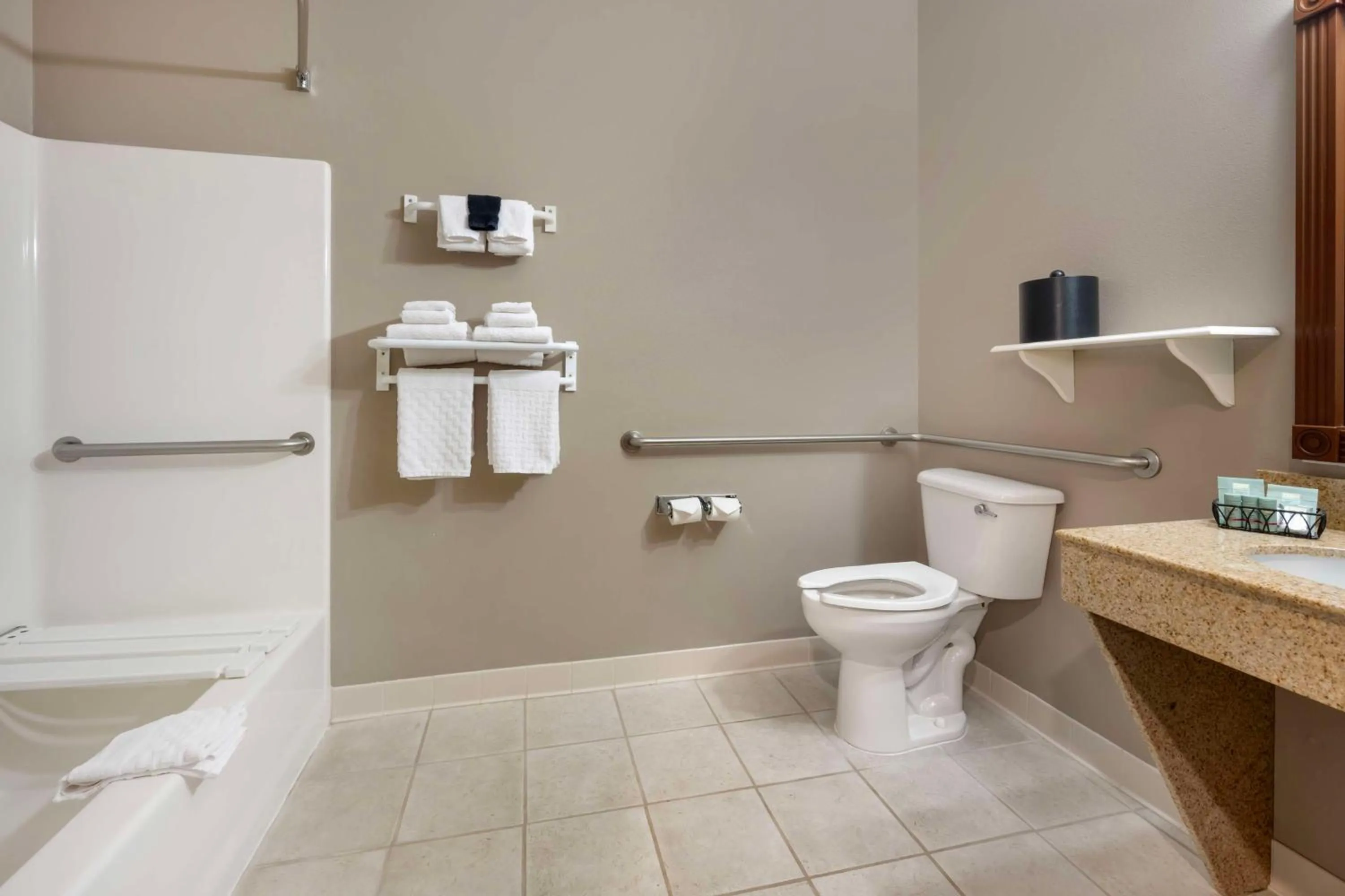 Shower in Best Western Wheatland Inn