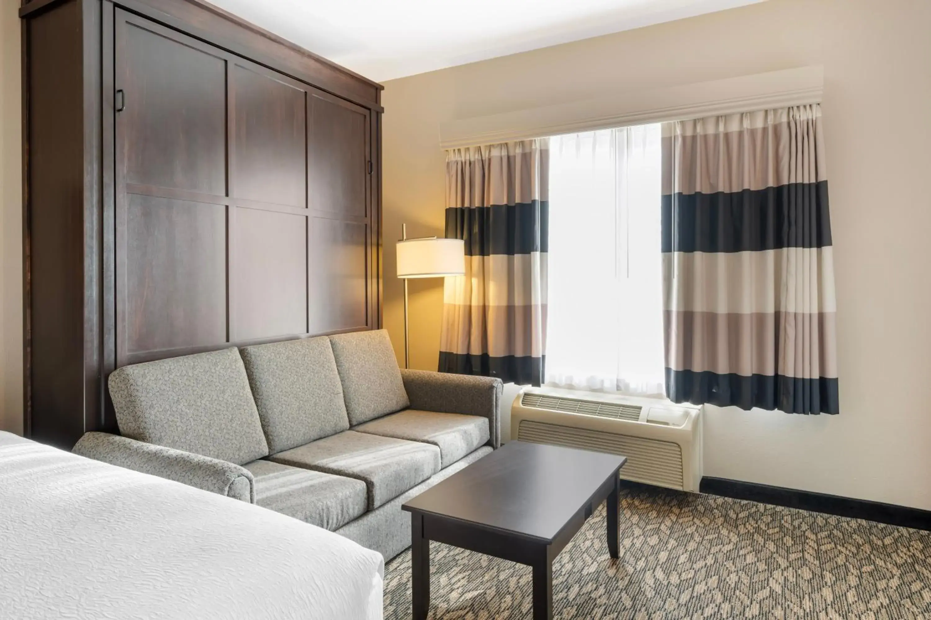 Bed in Best Western Wheatland Inn Bed in Best Western Wheatland Inn