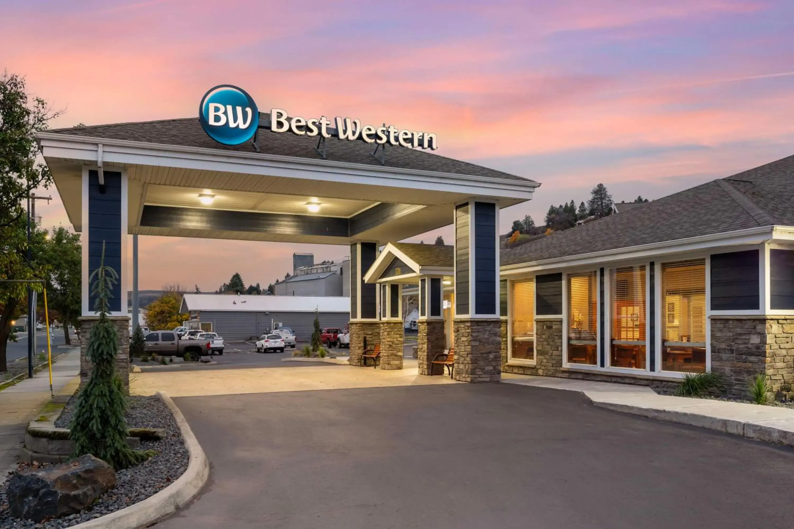 Property building in Best Western Wheatland Inn Property building in Best Western Wheatland Inn