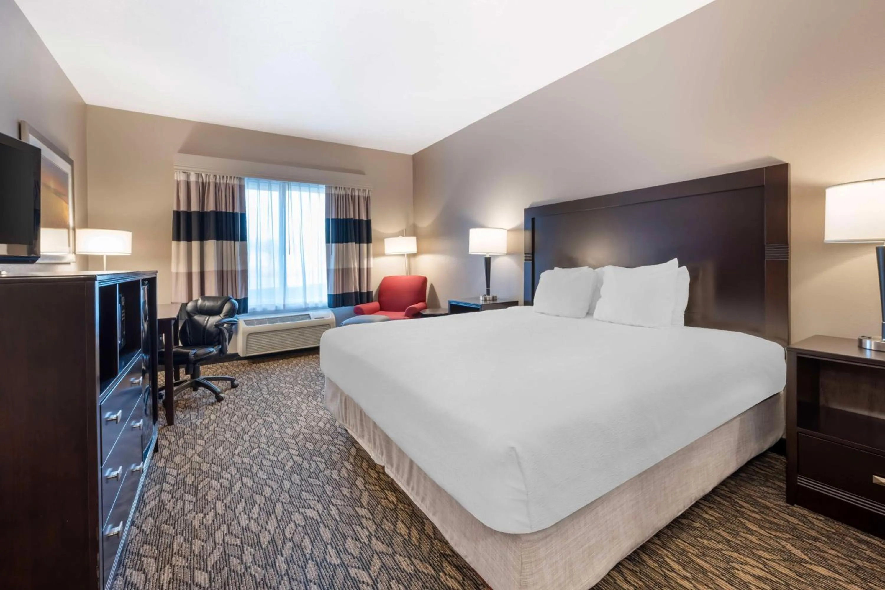 Bed in Best Western Wheatland Inn