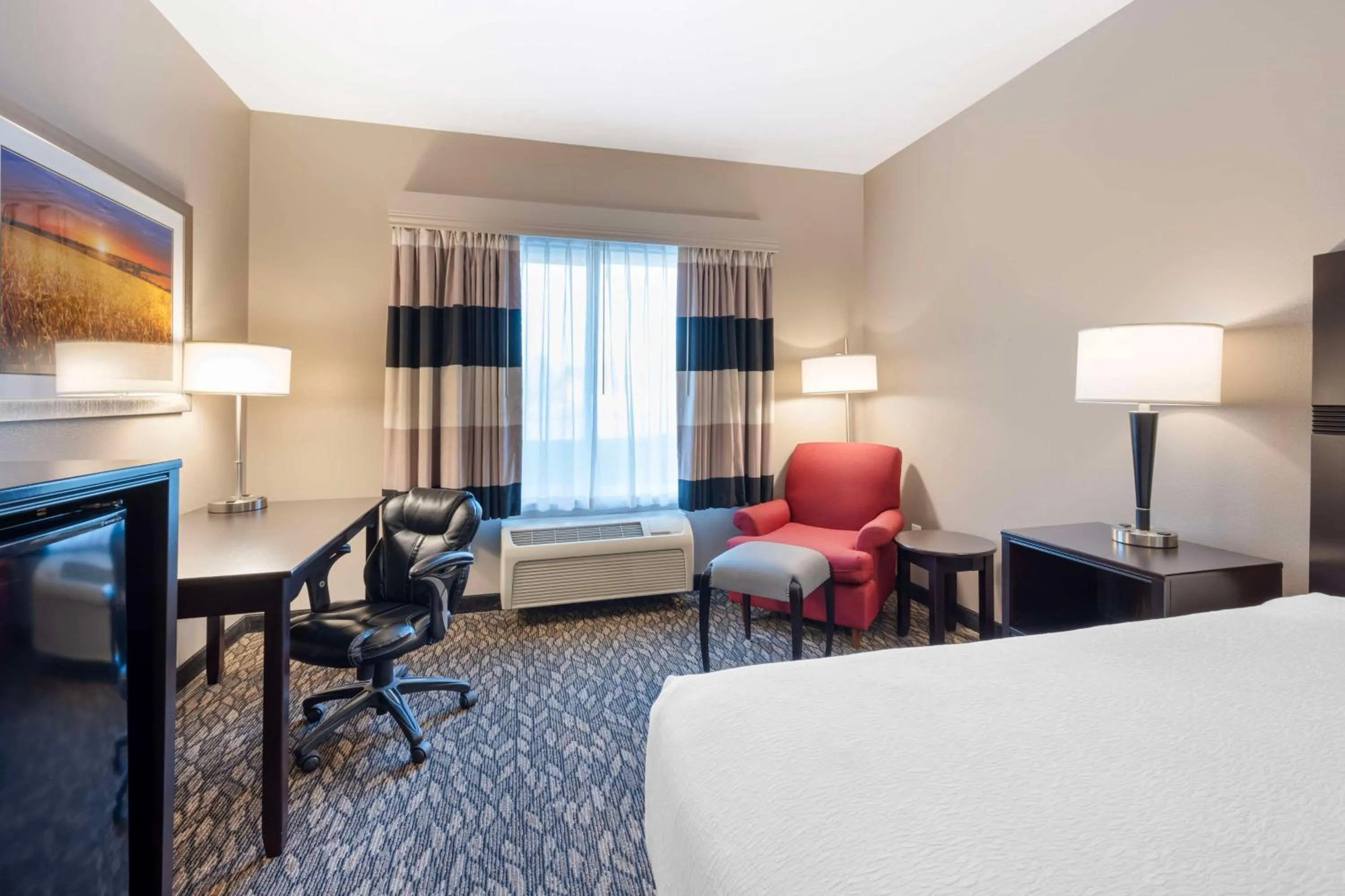 Seating area, Bed in Best Western Wheatland Inn