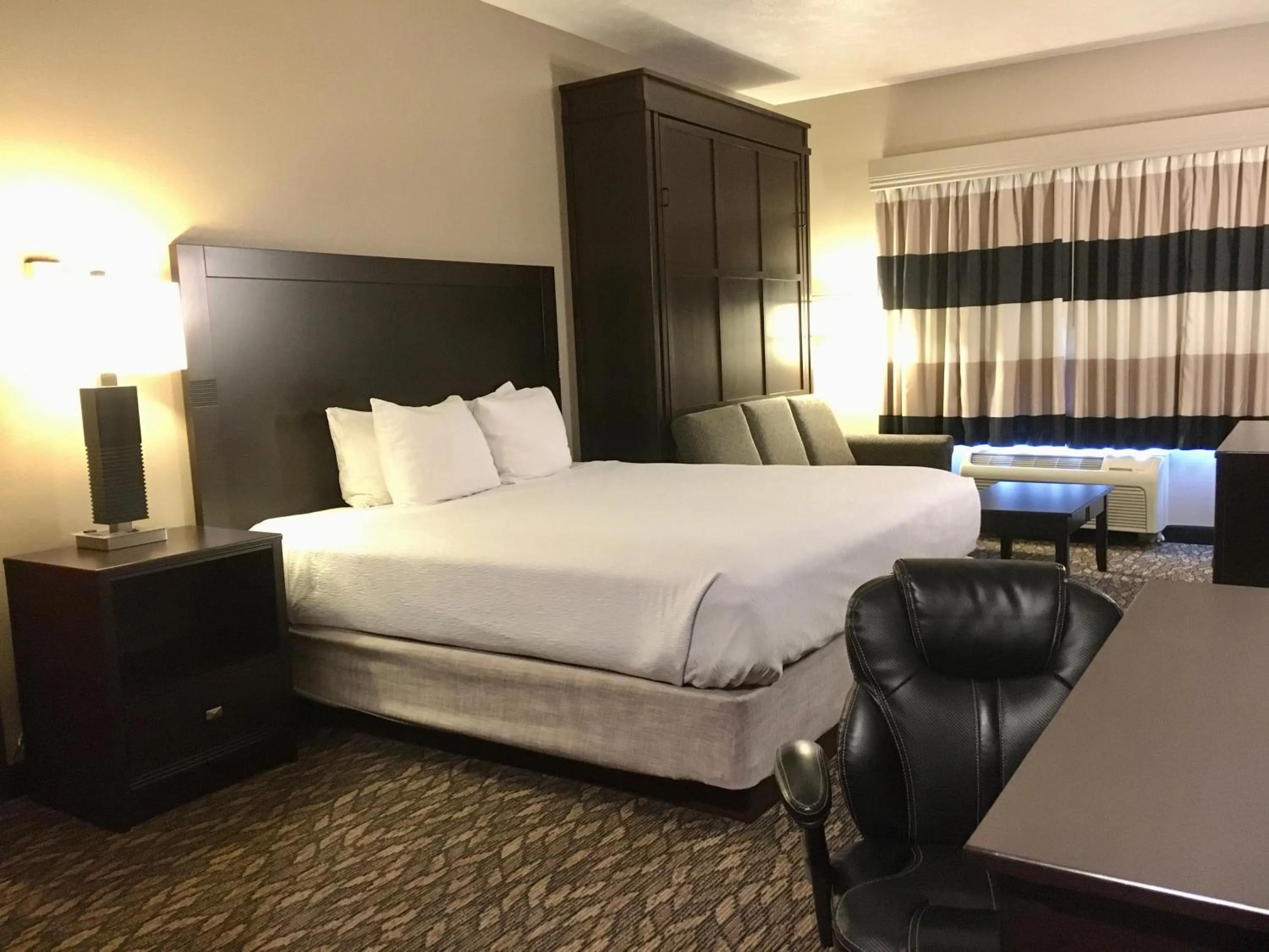 Guests, Bed in Best Western Wheatland Inn