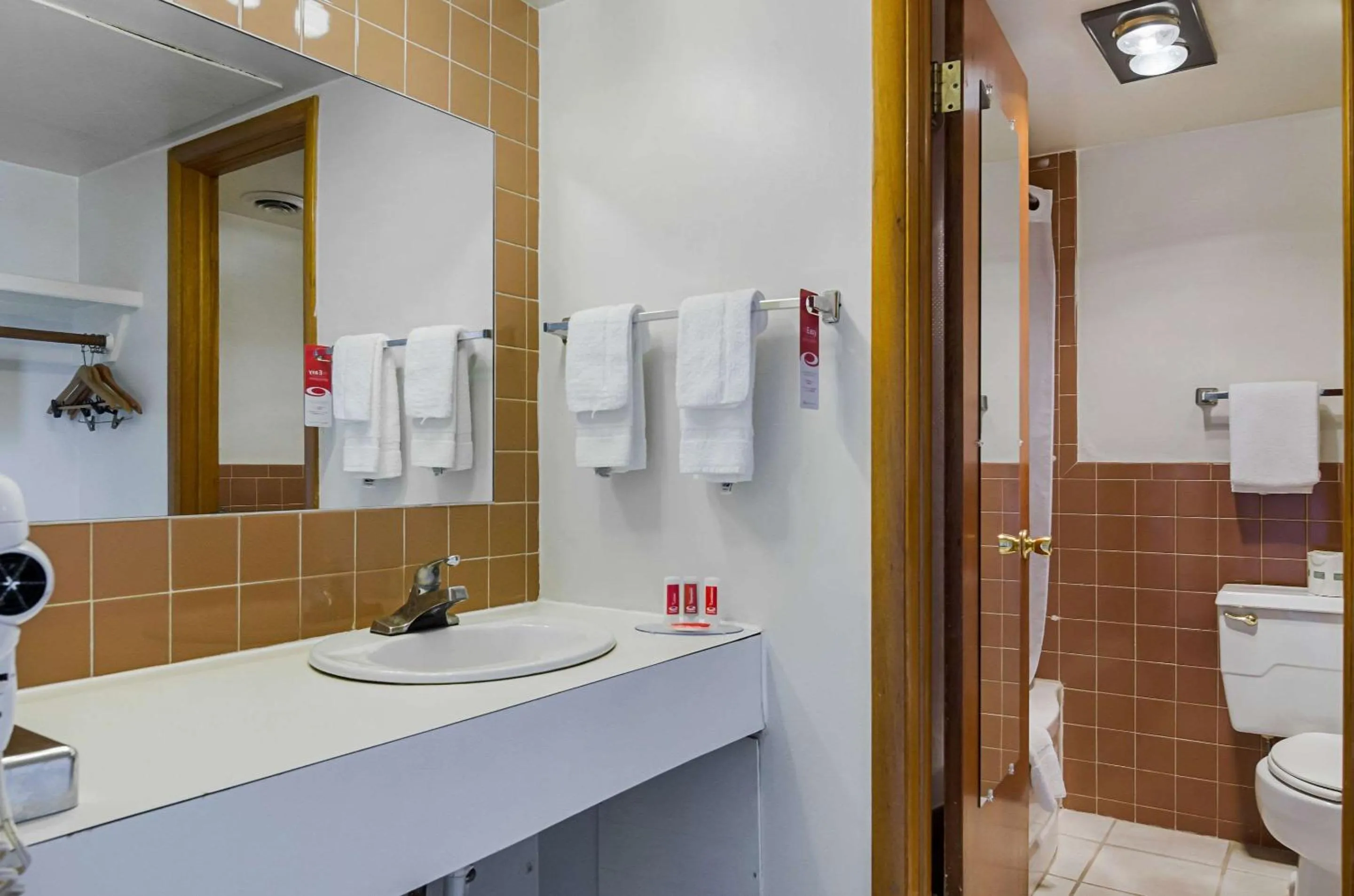 Photo of the whole room, Bathroom in Econo Lodge Wakeeney