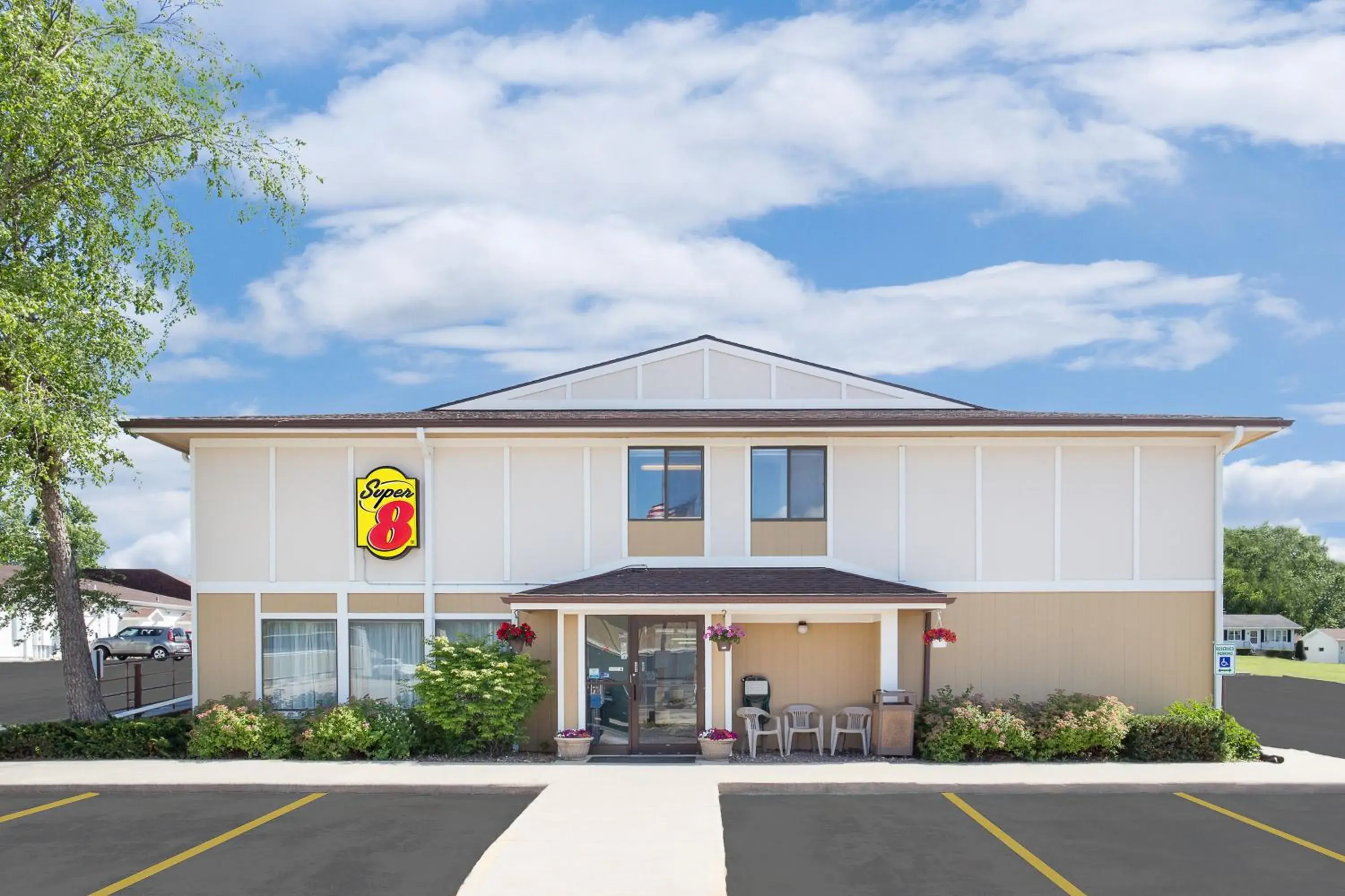 Facade/entrance in Super 8 by Wyndham Beaver Dam Facade/entrance in Super 8 by Wyndham Beaver Dam