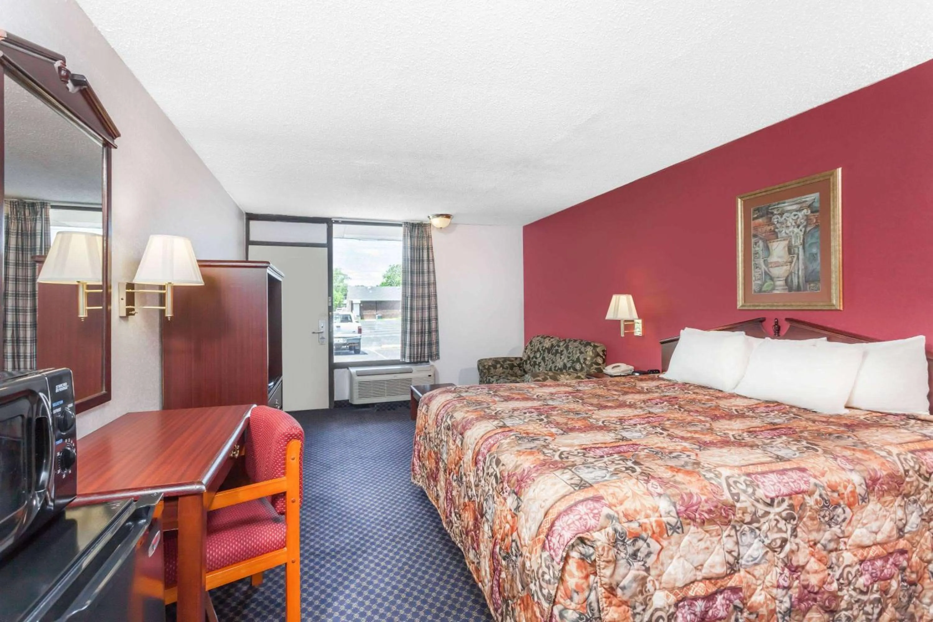 Photo of the whole room, Bed in Days Inn by Wyndham Martin