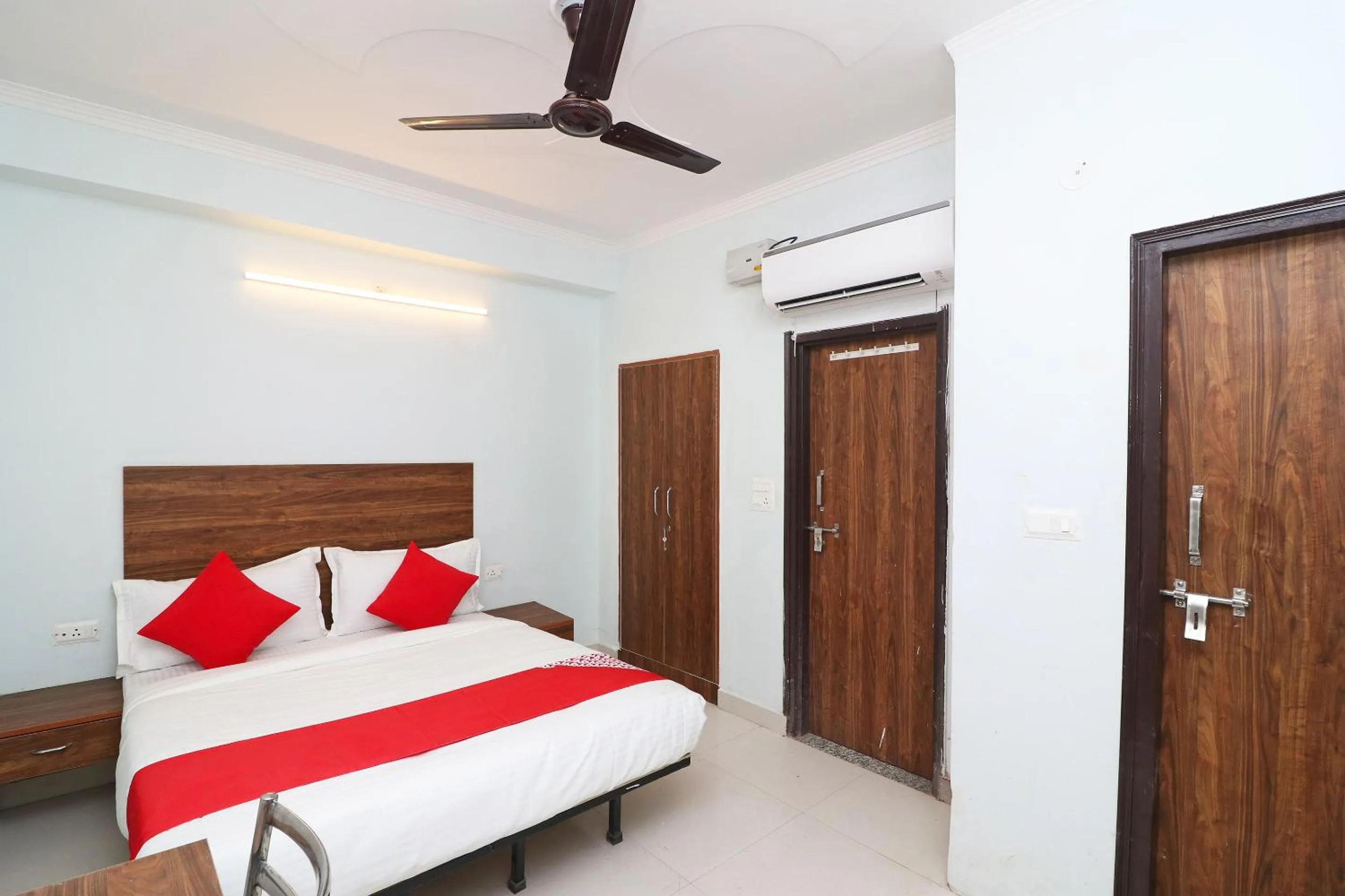 Bedroom, Bed in Super Hotel O Sathguru Residency Near New Ashok Nagar Metro Station