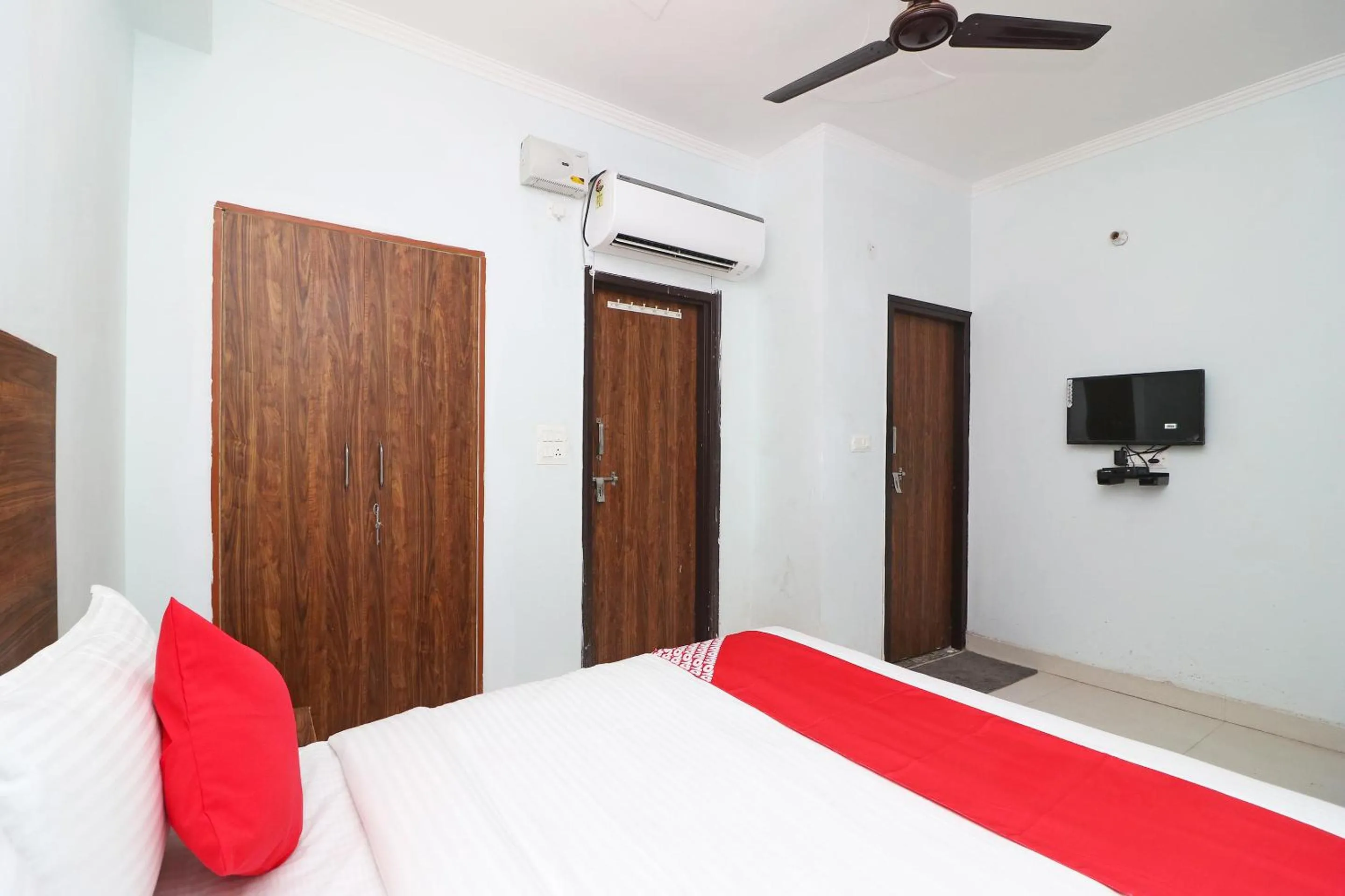 Bedroom, Bed in Super Hotel O Sathguru Residency Near New Ashok Nagar Metro Station