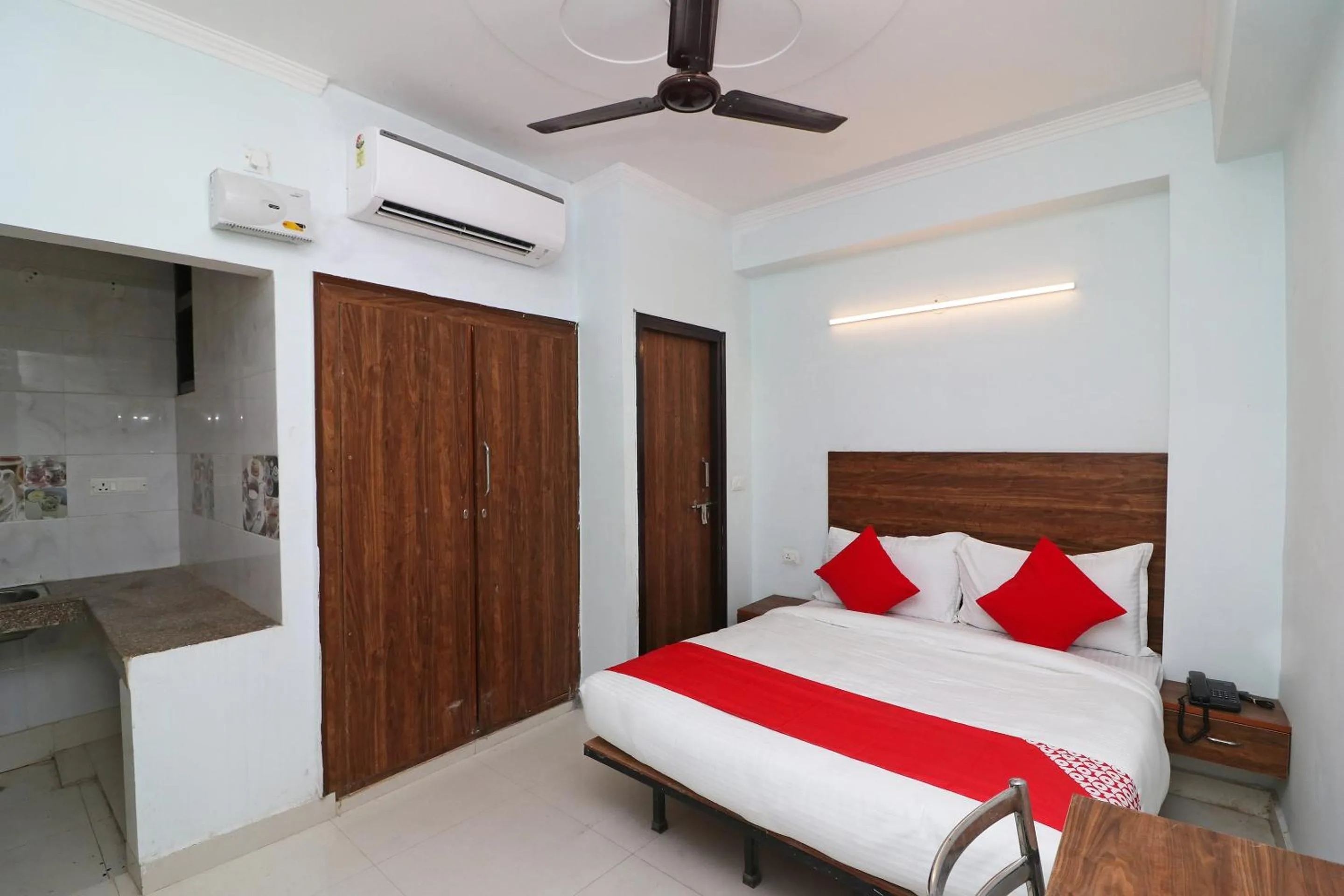 Bedroom, Bed in Super Hotel O Sathguru Residency Near New Ashok Nagar Metro Station