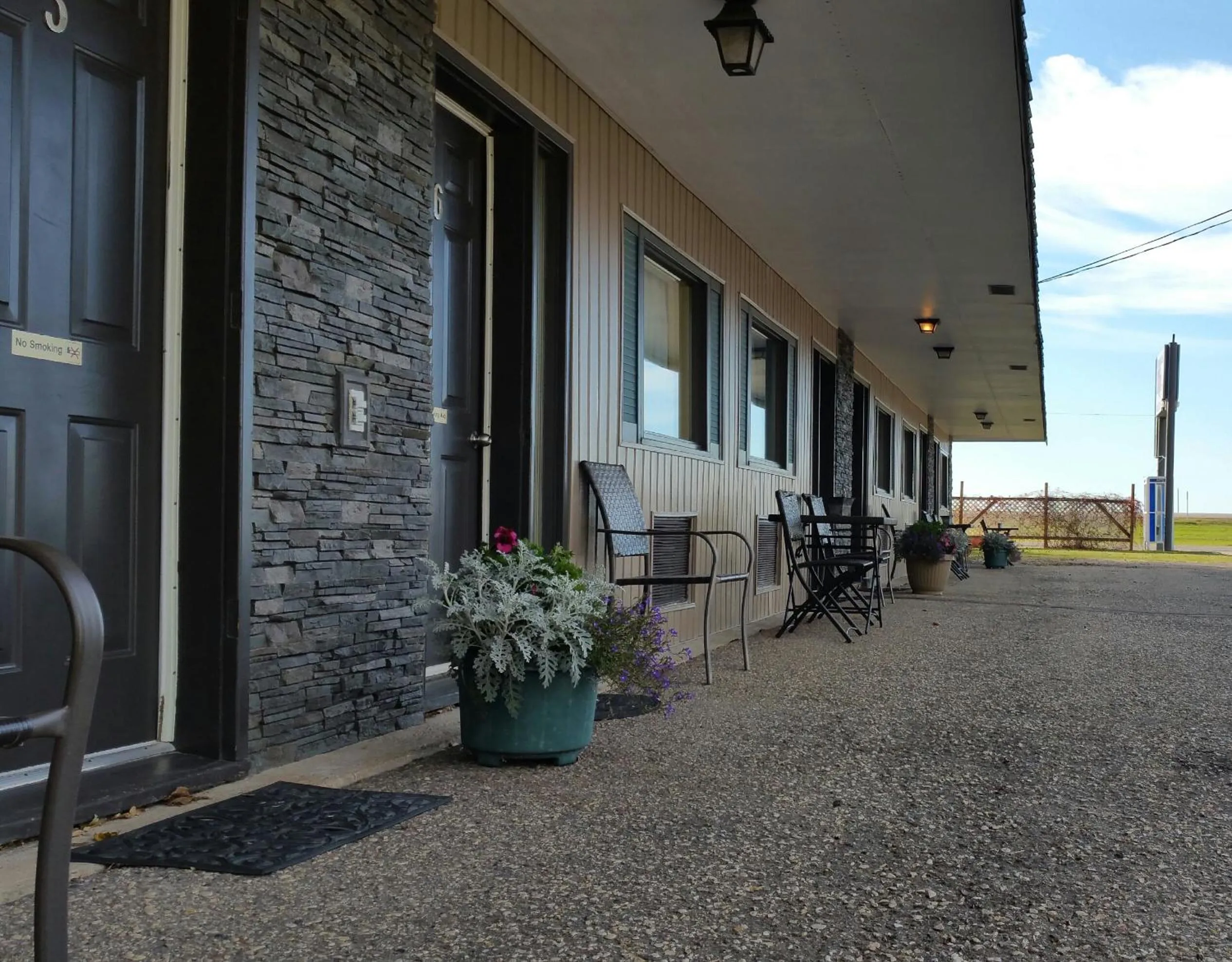Property building in Maple Leaf Motel Emerson