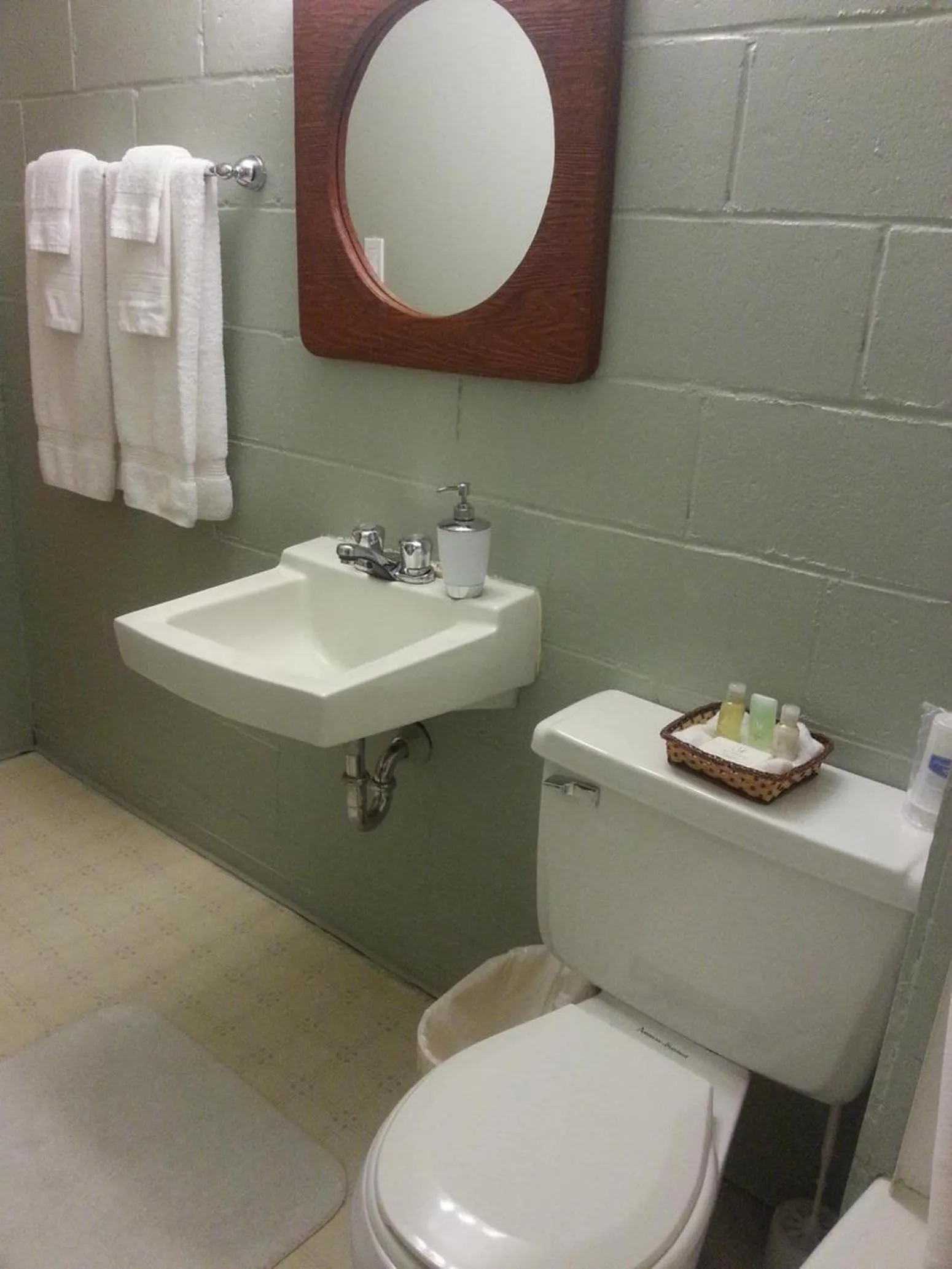 Bathroom in Maple Leaf Motel Emerson