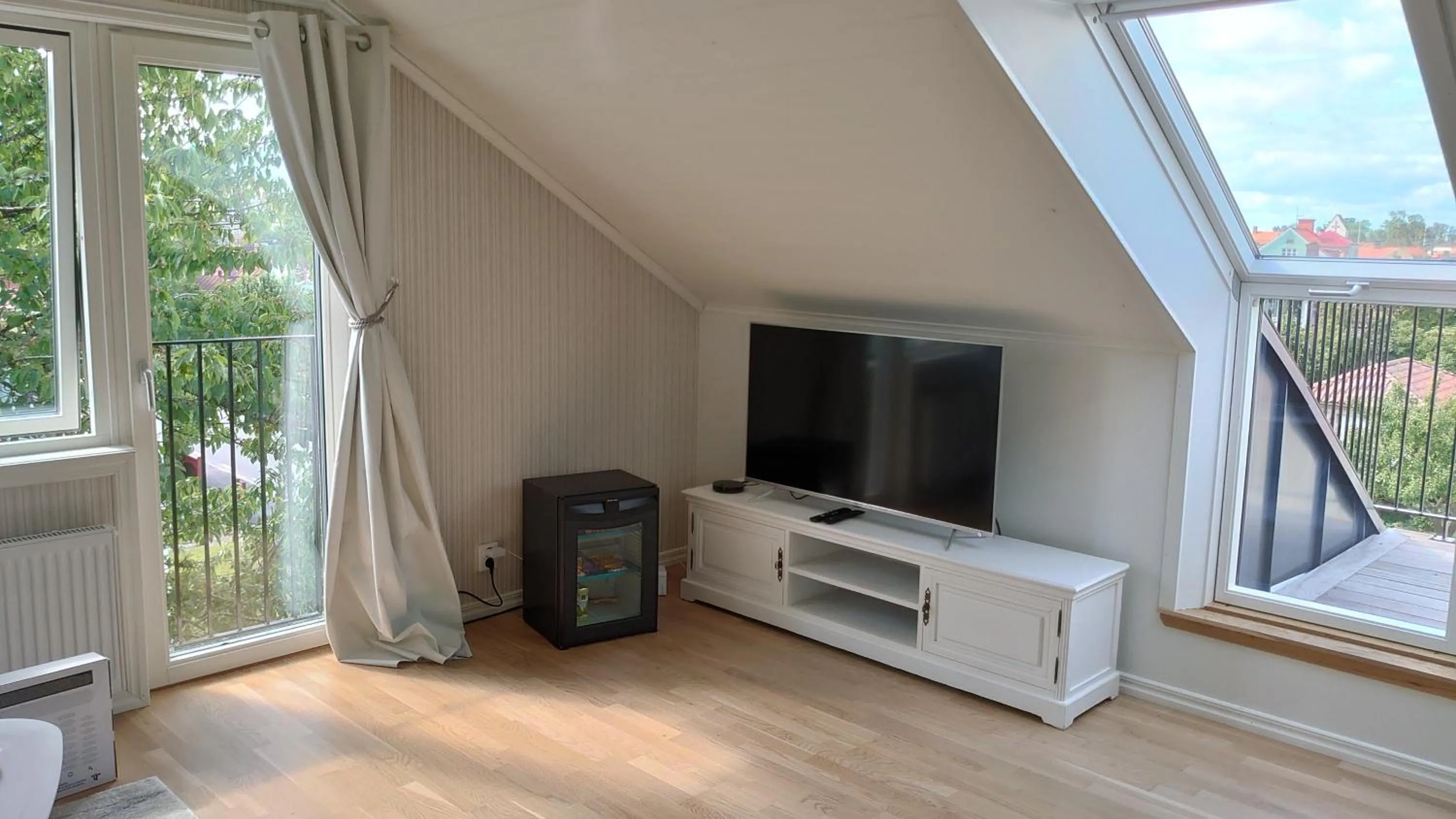 TV and multimedia, TV/Entertainment Center in Simones Hotel