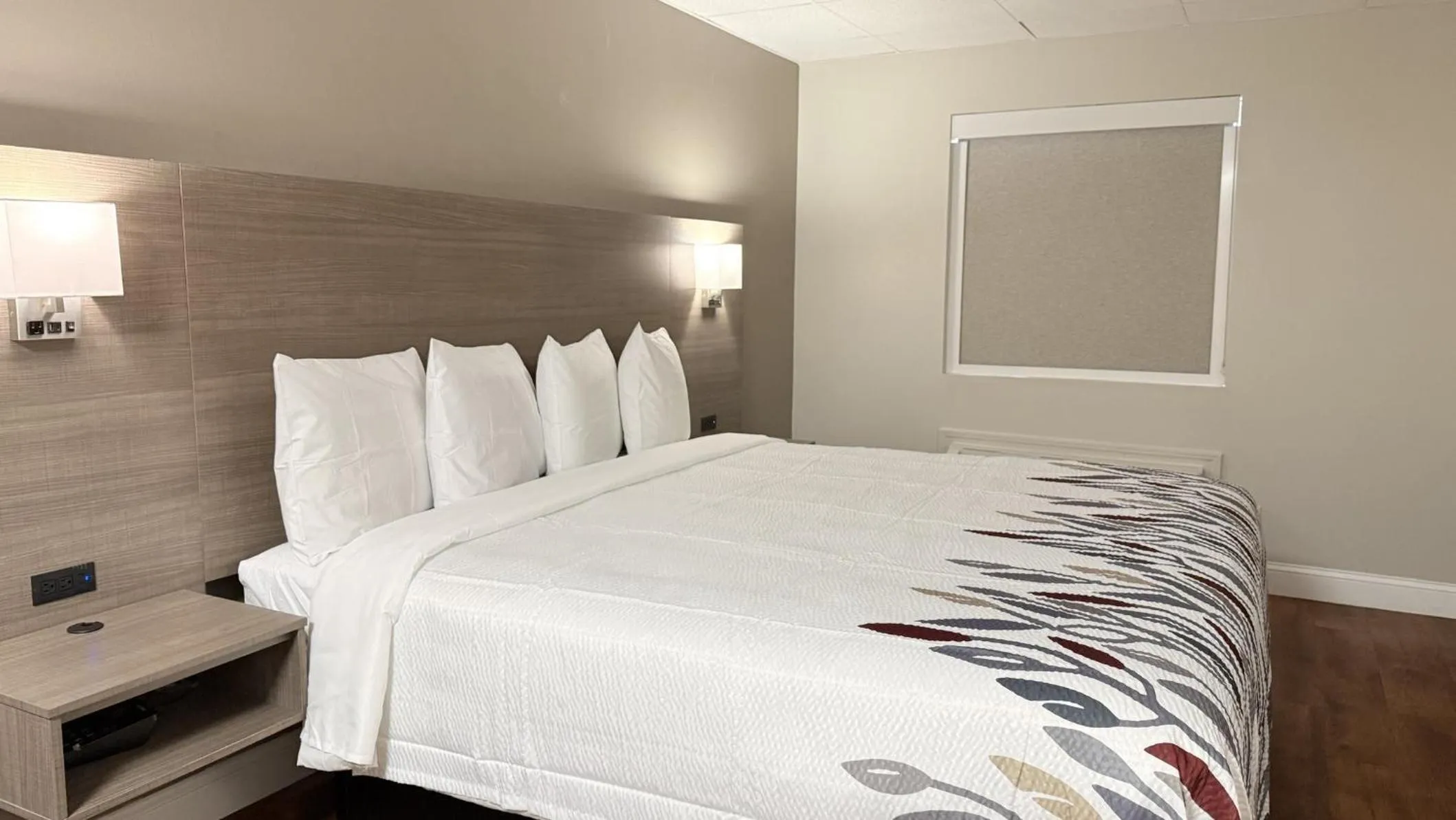 Photo of the whole room, Bed in Red Roof Inn & Suites Swansea