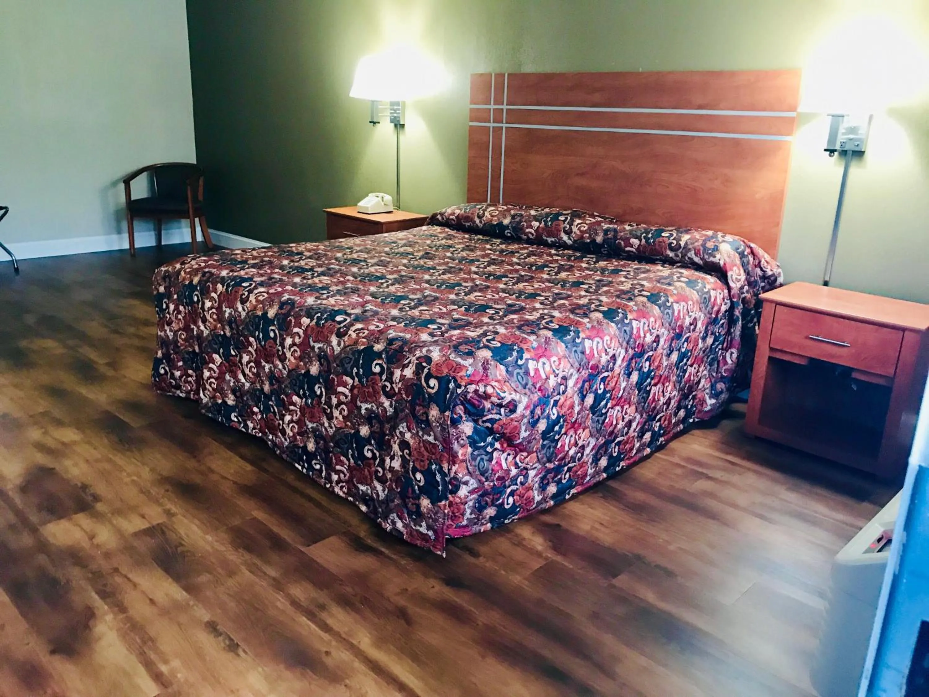 Bedroom, Bed in Rodeway Inn Swansea - Somerset