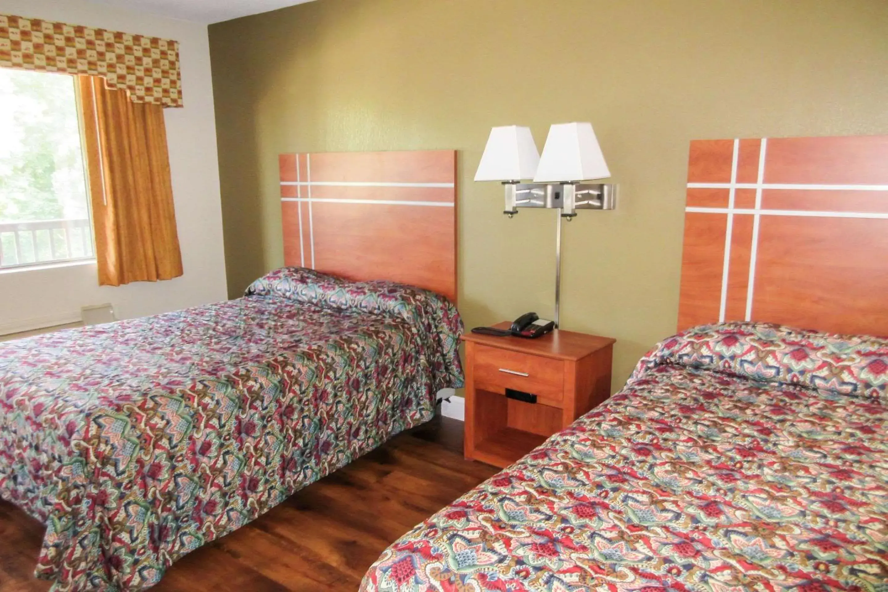 Photo of the whole room, Bed in Rodeway Inn Swansea - Somerset Photo of the whole room, Bed in Rodeway Inn Swansea - Somerset