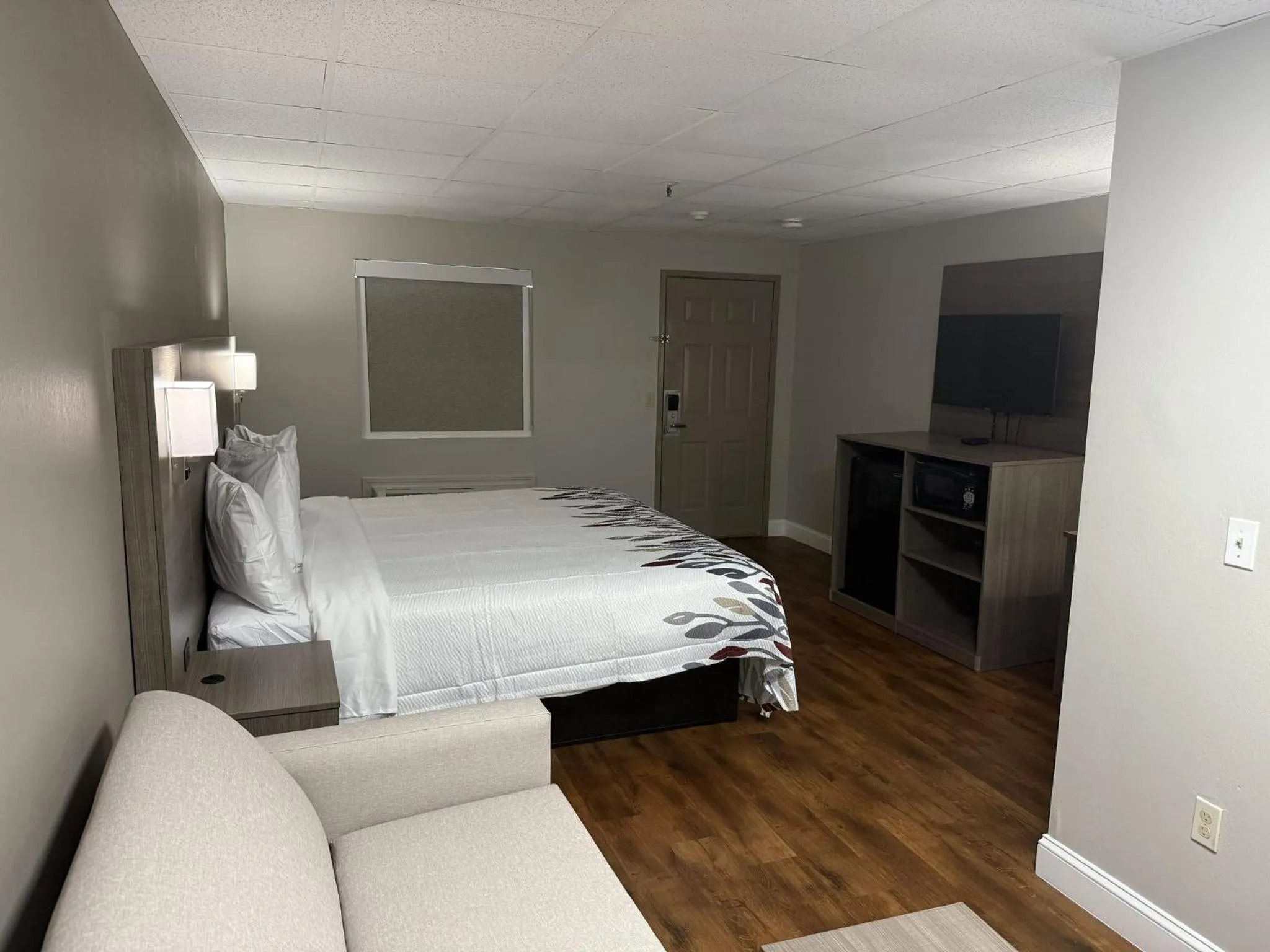 Photo of the whole room, Bed in Red Roof Inn & Suites Swansea