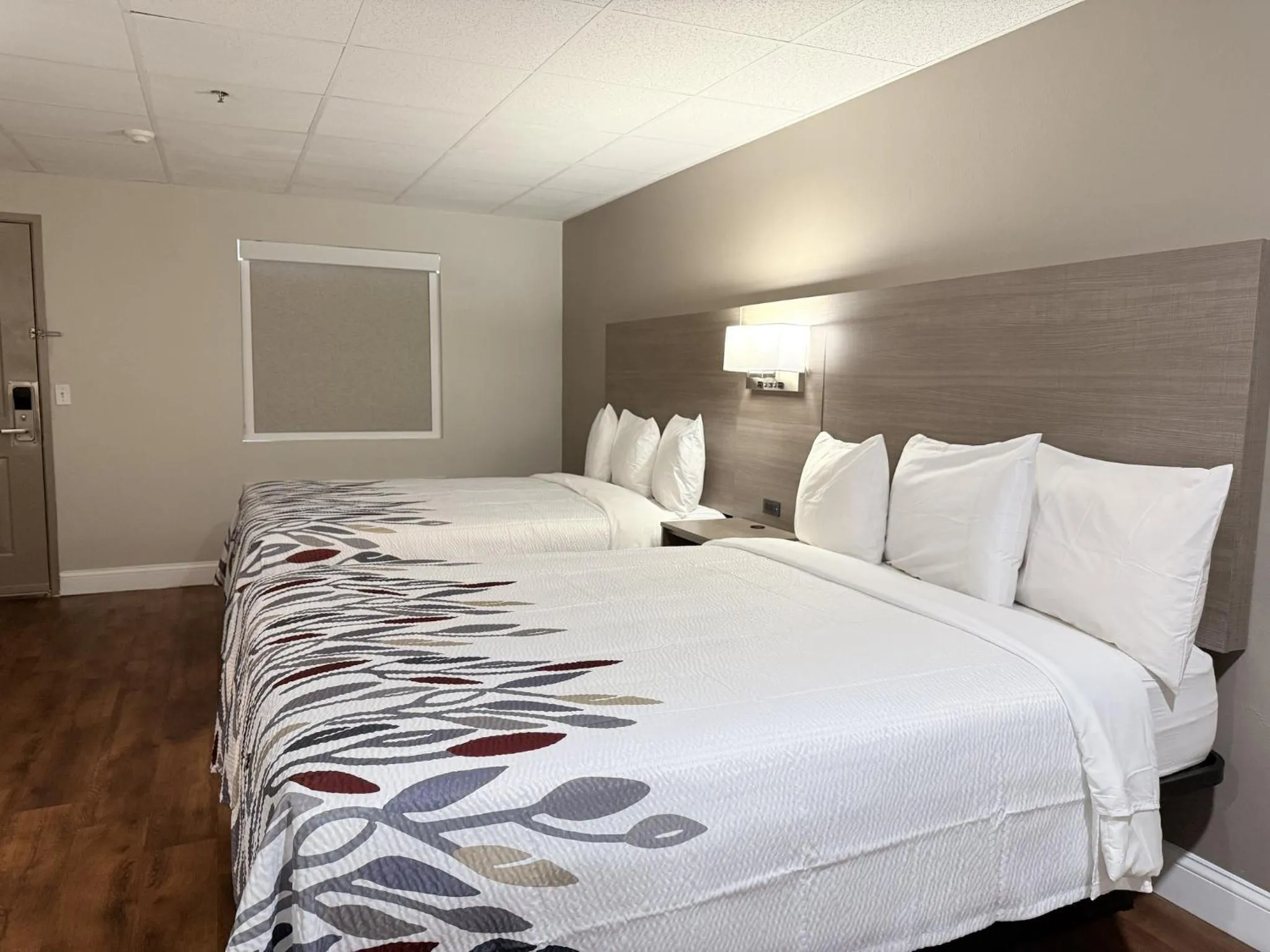 Bedroom, Bed in Red Roof Inn & Suites Swansea