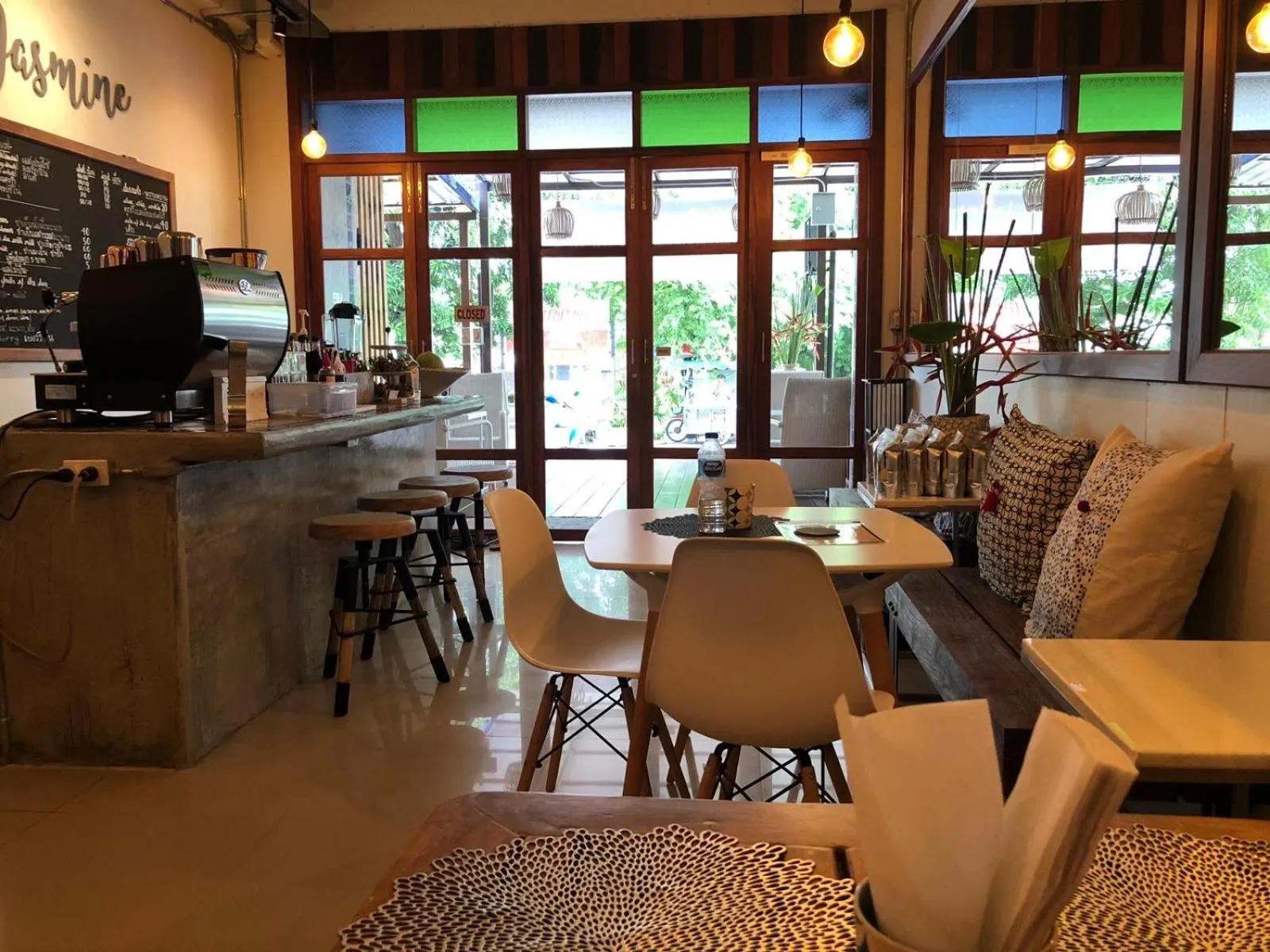 Lounge or bar in Little Jasmine by the River