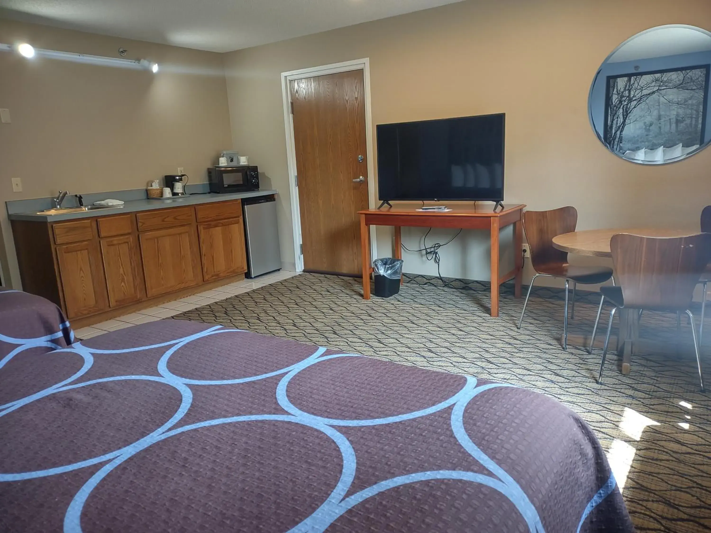 Kitchen or kitchenette, Bed in Super 8 by Wyndham Adrian Kitchen or kitchenette, Bed in Super 8 by Wyndham Adrian