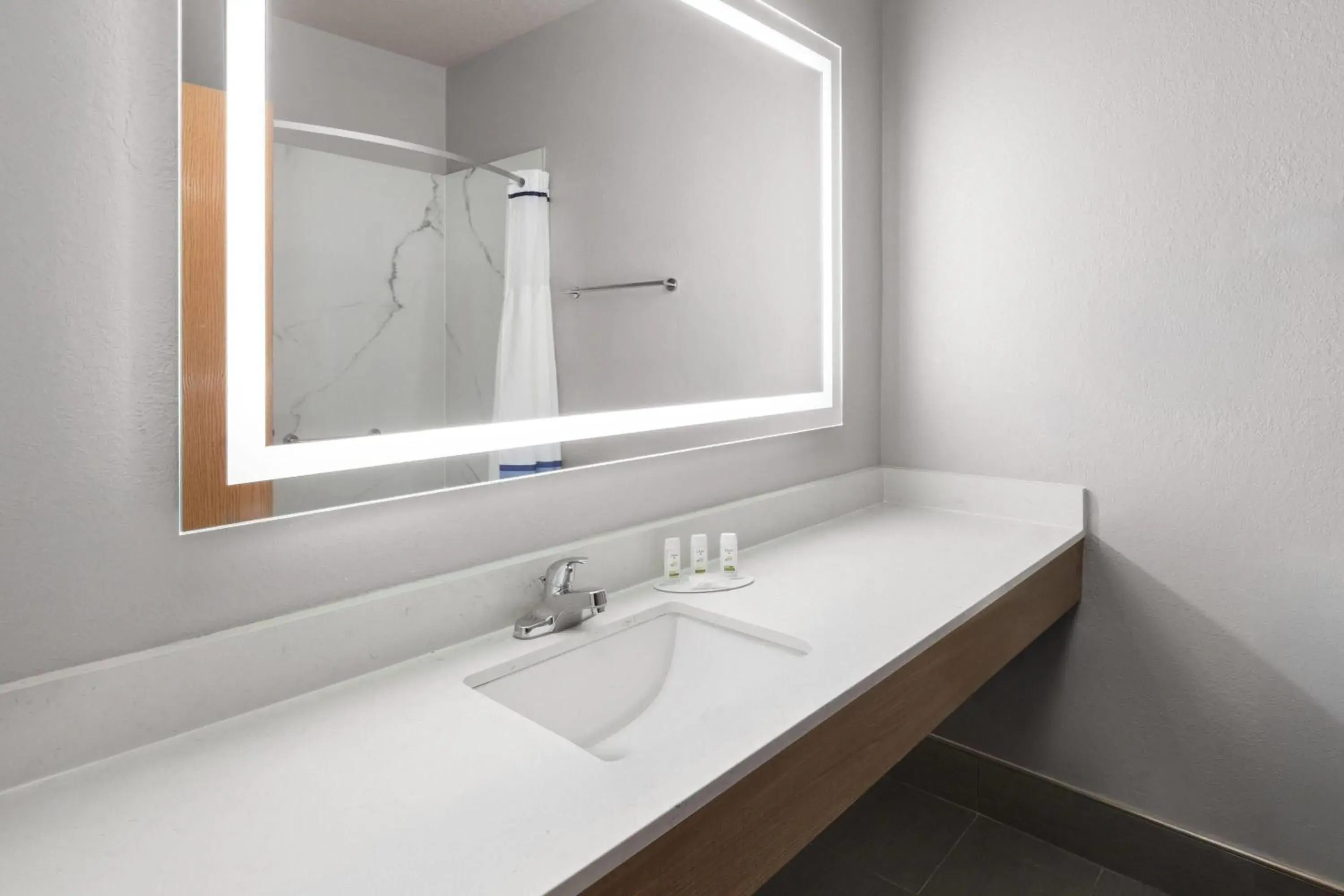 King Room- Non-Smoking in Baymont by Wyndham Paw Paw King Room- Non-Smoking in Baymont by Wyndham Paw Paw