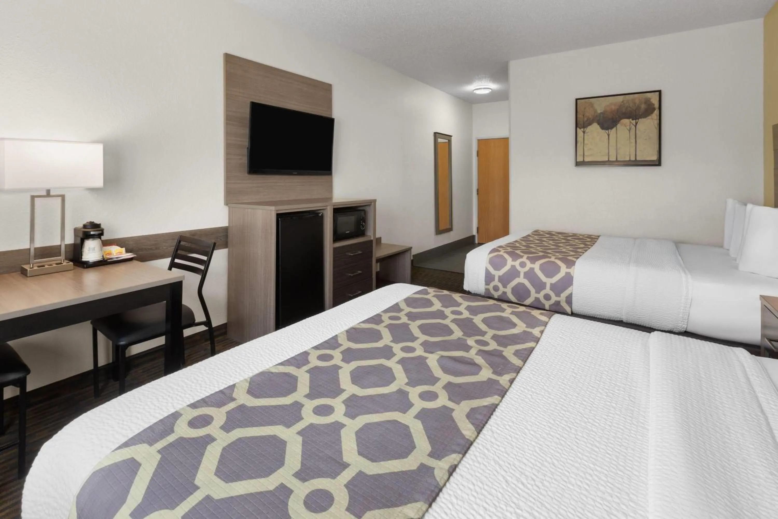 Photo of the whole room, Bed in Baymont by Wyndham Paw Paw