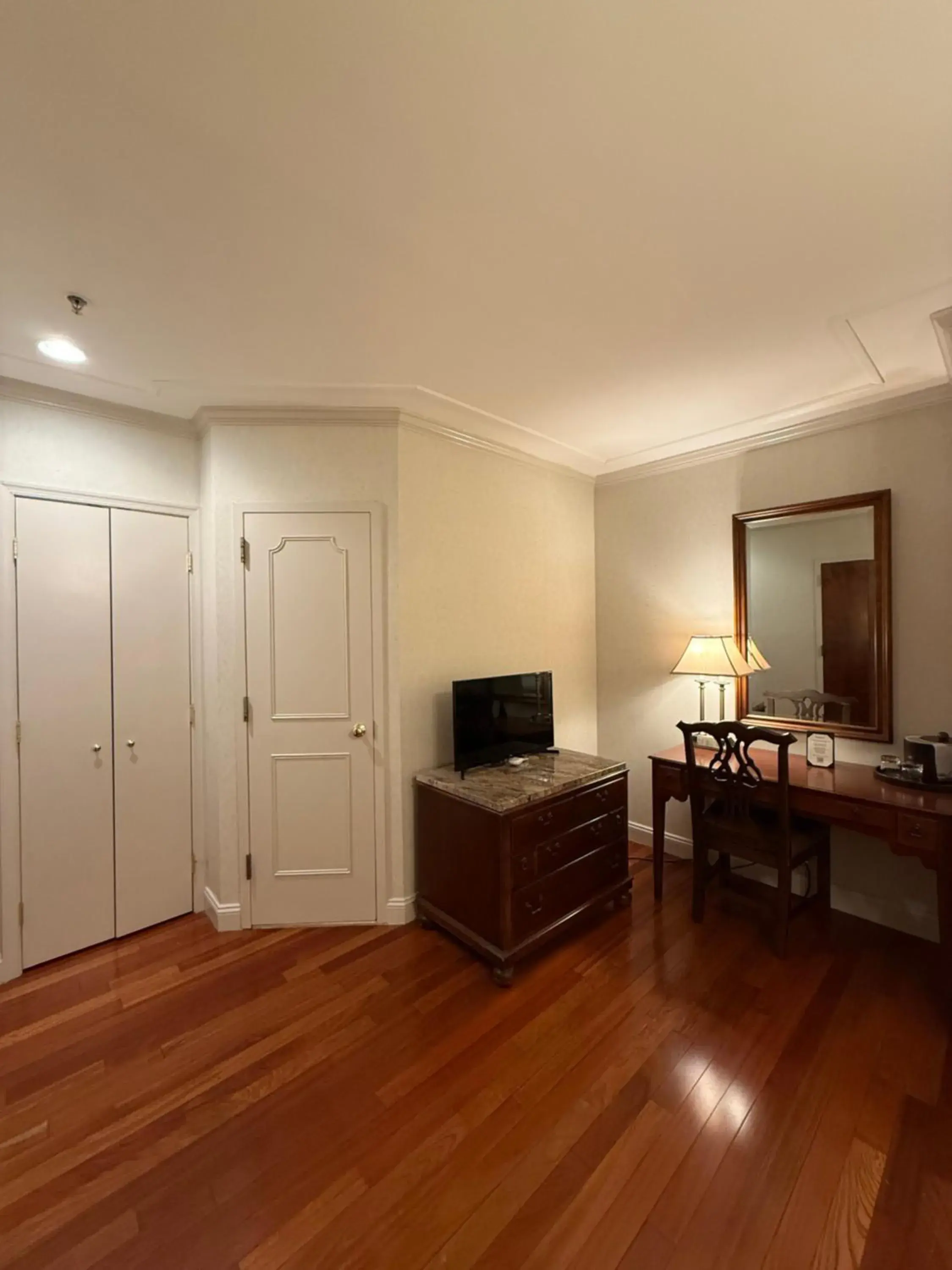 wardrobe in Penn's View Hotel Philadelphia wardrobe in Penn's View Hotel Philadelphia