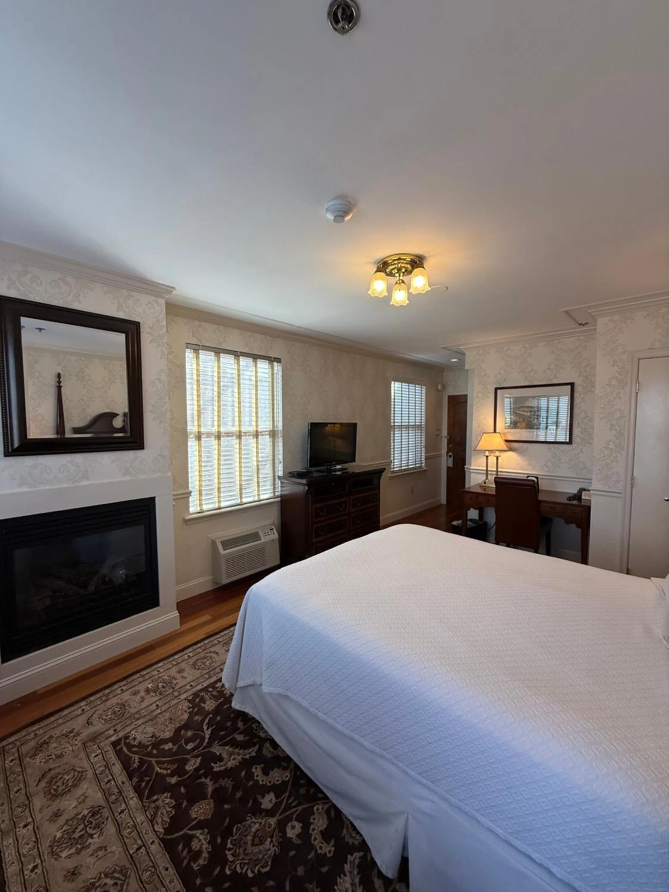 Bedroom, Bed in Penn's View Hotel Philadelphia