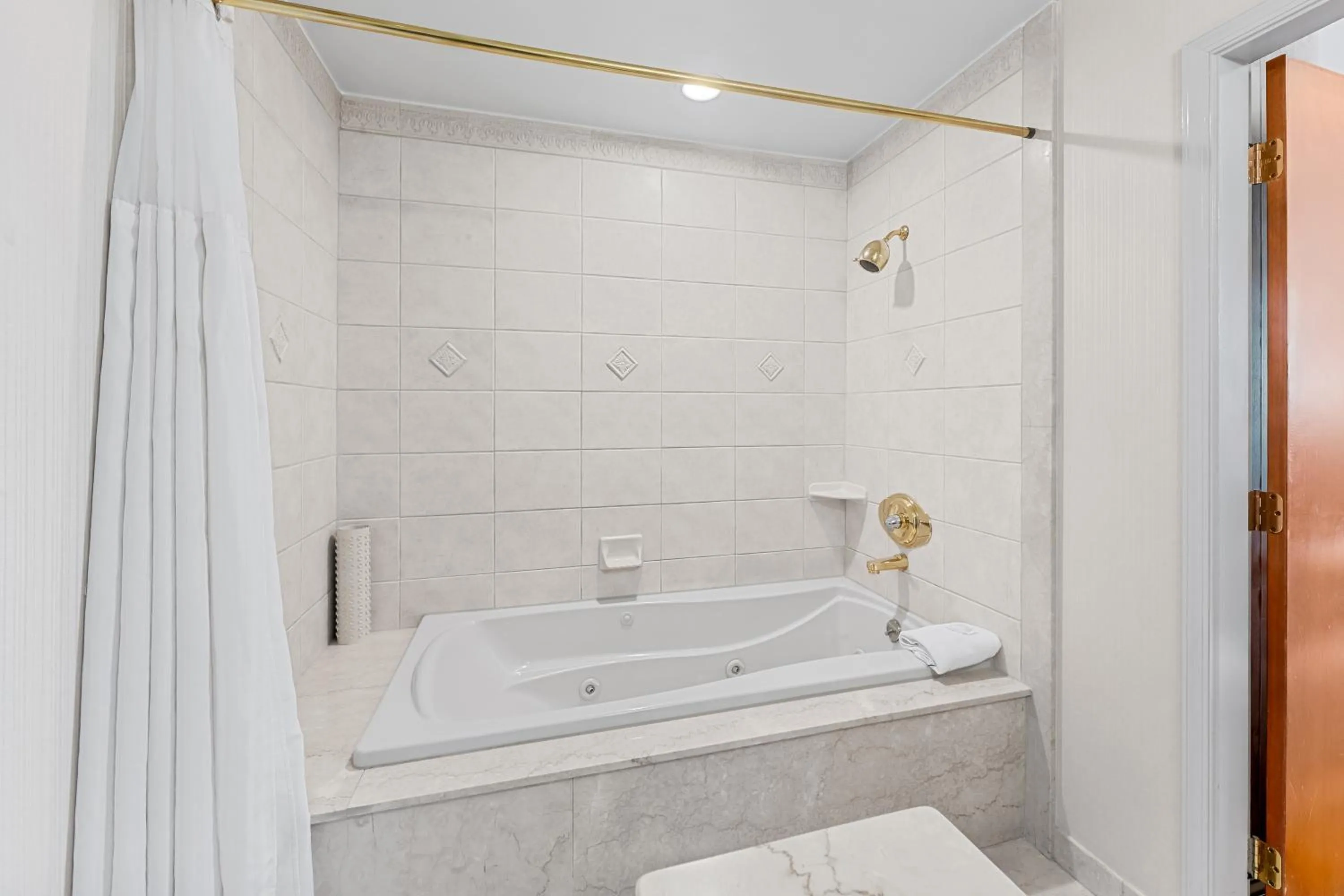 Bath in Penn's View Hotel Philadelphia