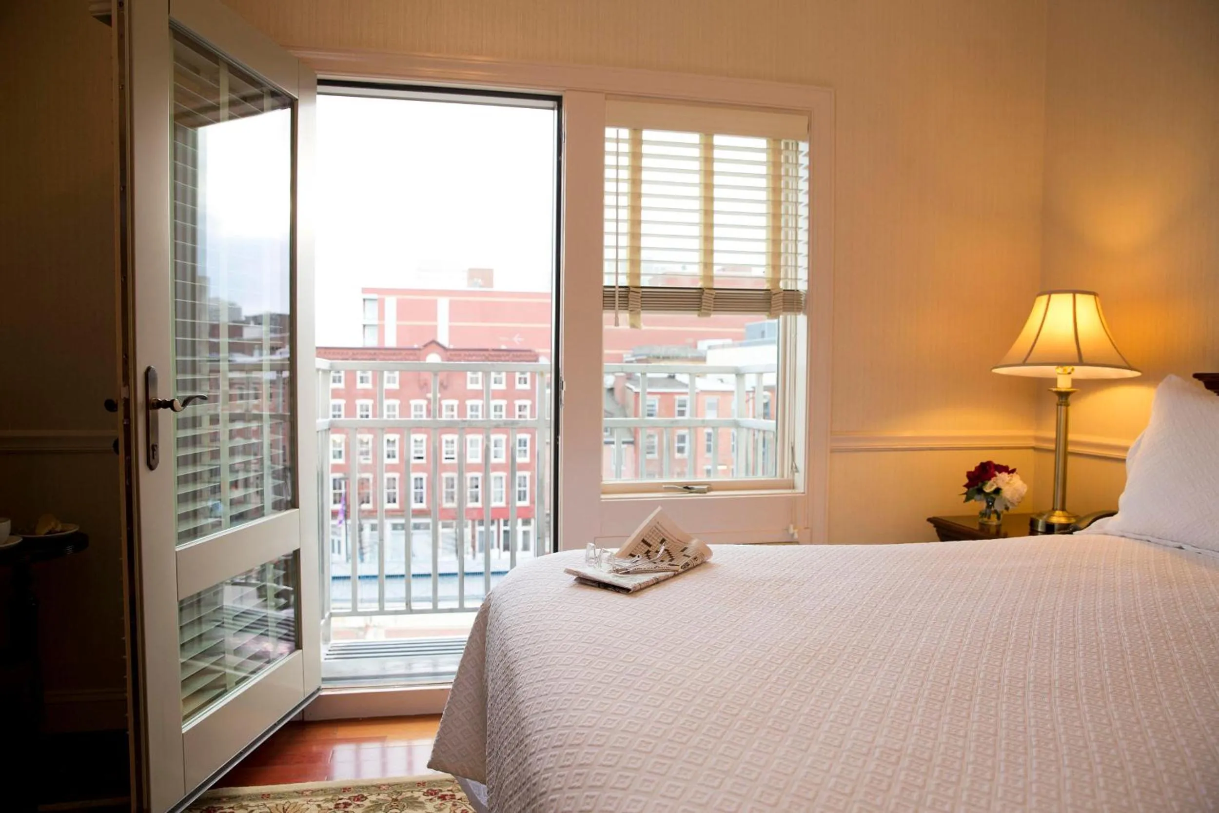 Bedroom, Bed in Penn's View Hotel Philadelphia