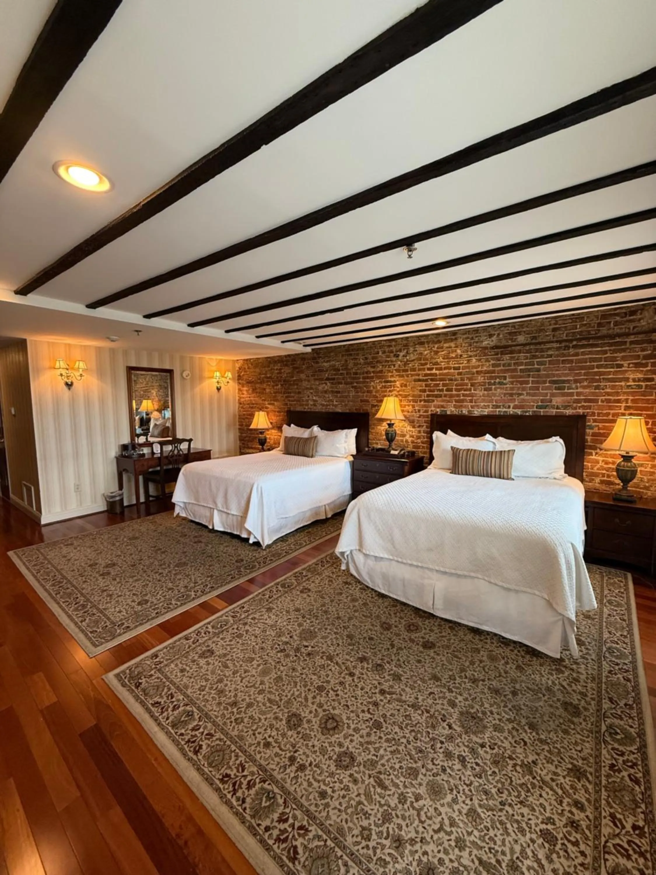 Photo of the whole room, Bed in Penn's View Hotel Philadelphia