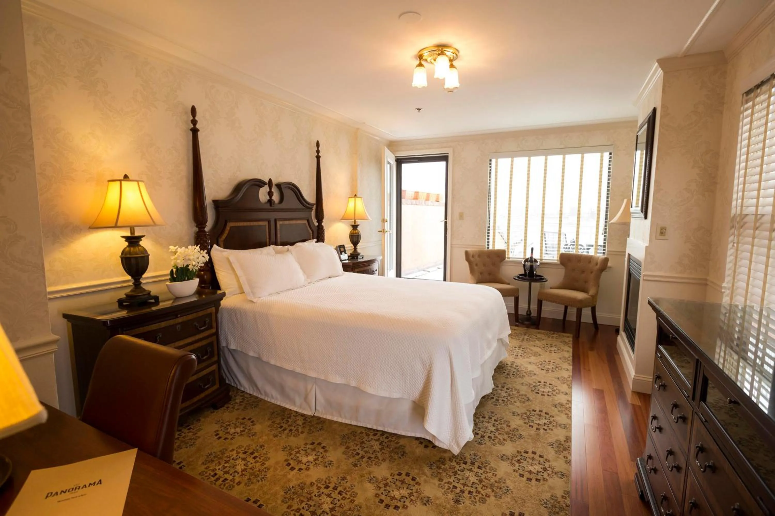 Photo of the whole room, Bed in Penn's View Hotel Philadelphia