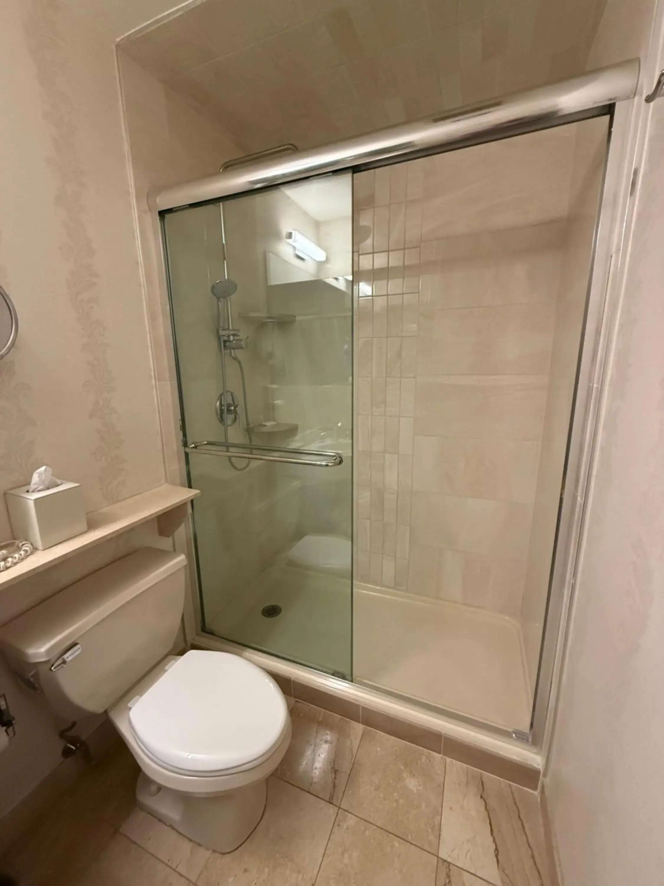 Shower in Penn's View Hotel Philadelphia Shower in Penn's View Hotel Philadelphia