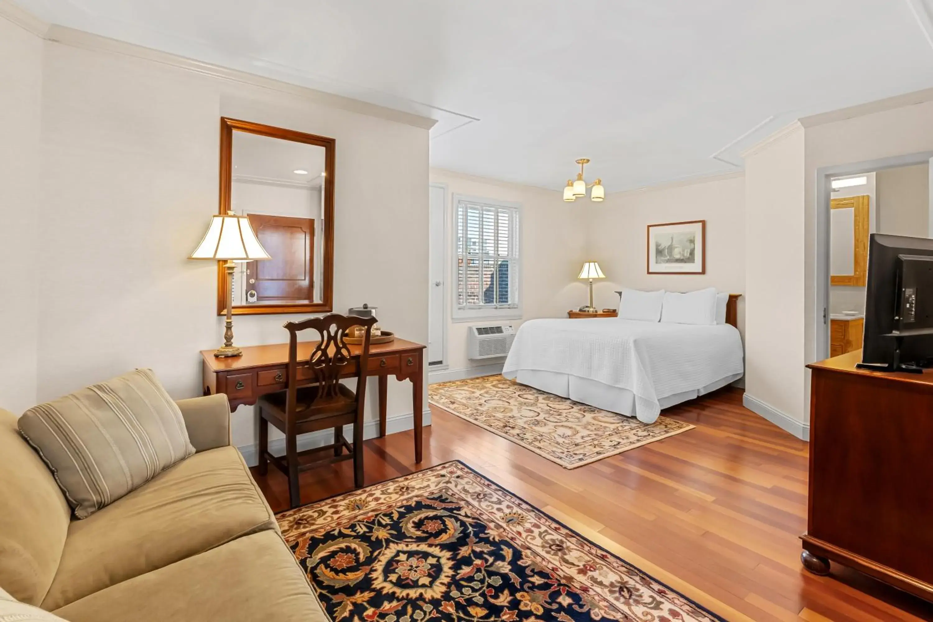 Seating area, Bed in Penn's View Hotel Philadelphia Seating area, Bed in Penn's View Hotel Philadelphia