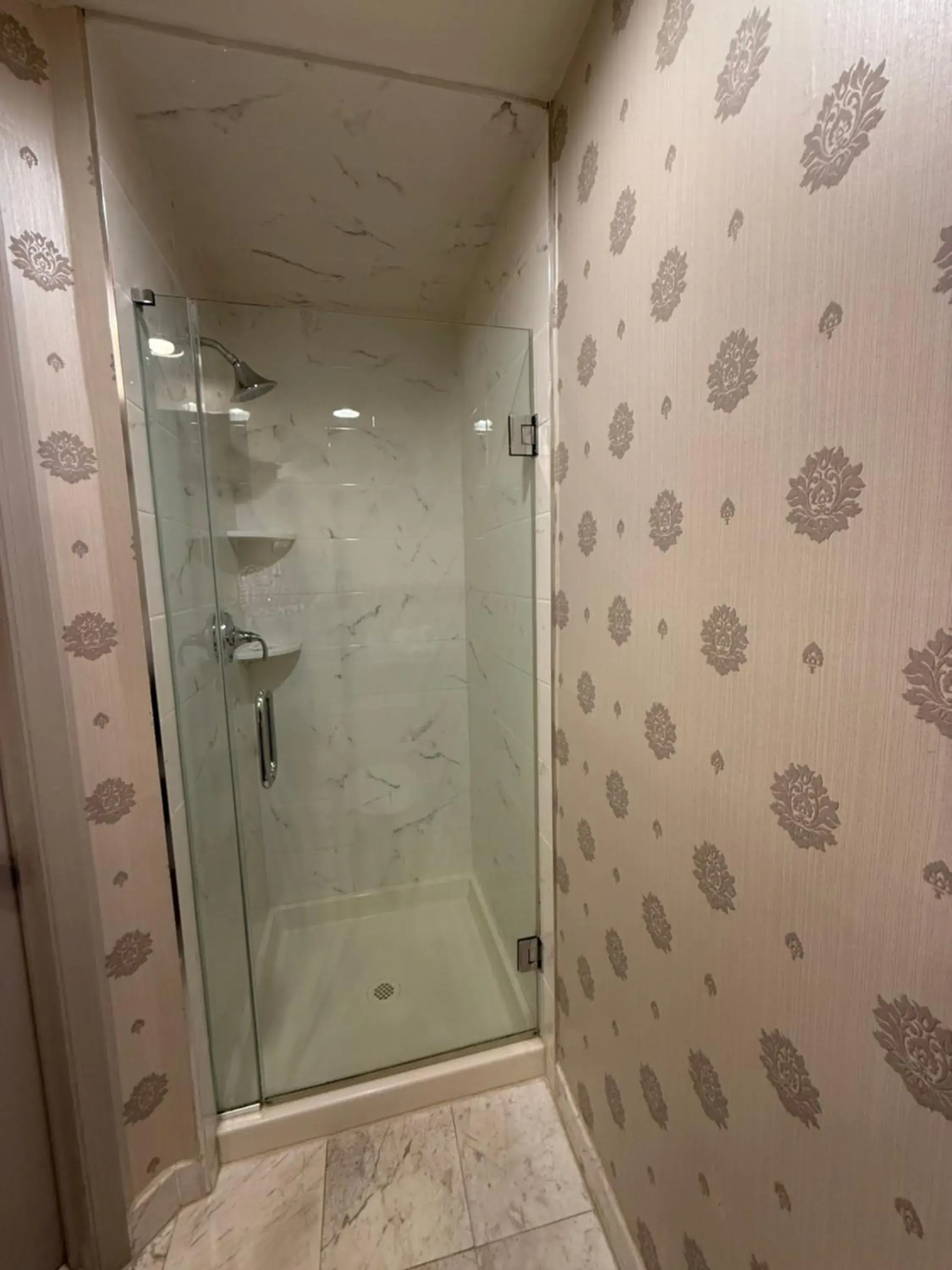 Shower in Penn's View Hotel Philadelphia Shower in Penn's View Hotel Philadelphia