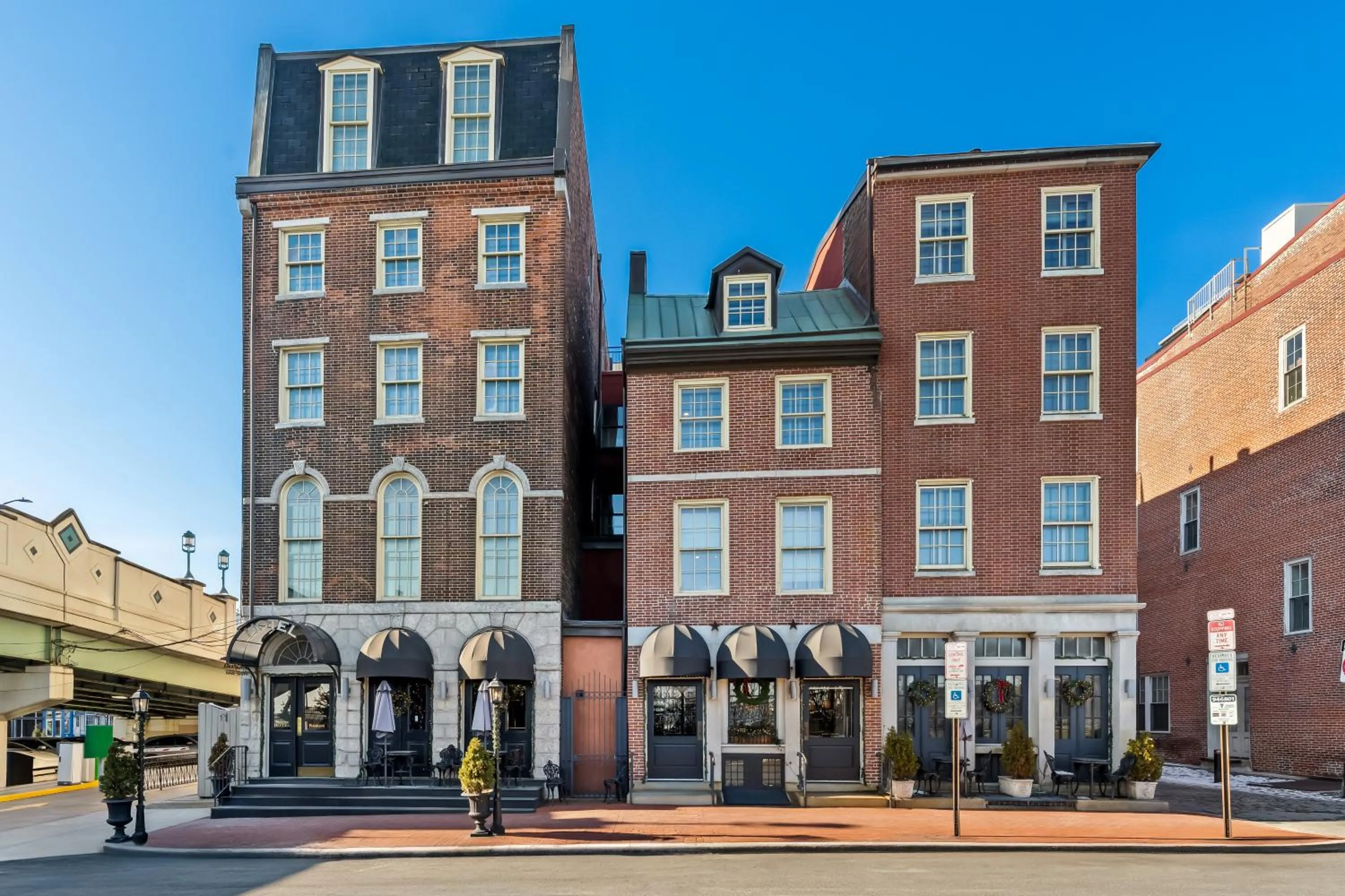 Property building in Penn's View Hotel Philadelphia
