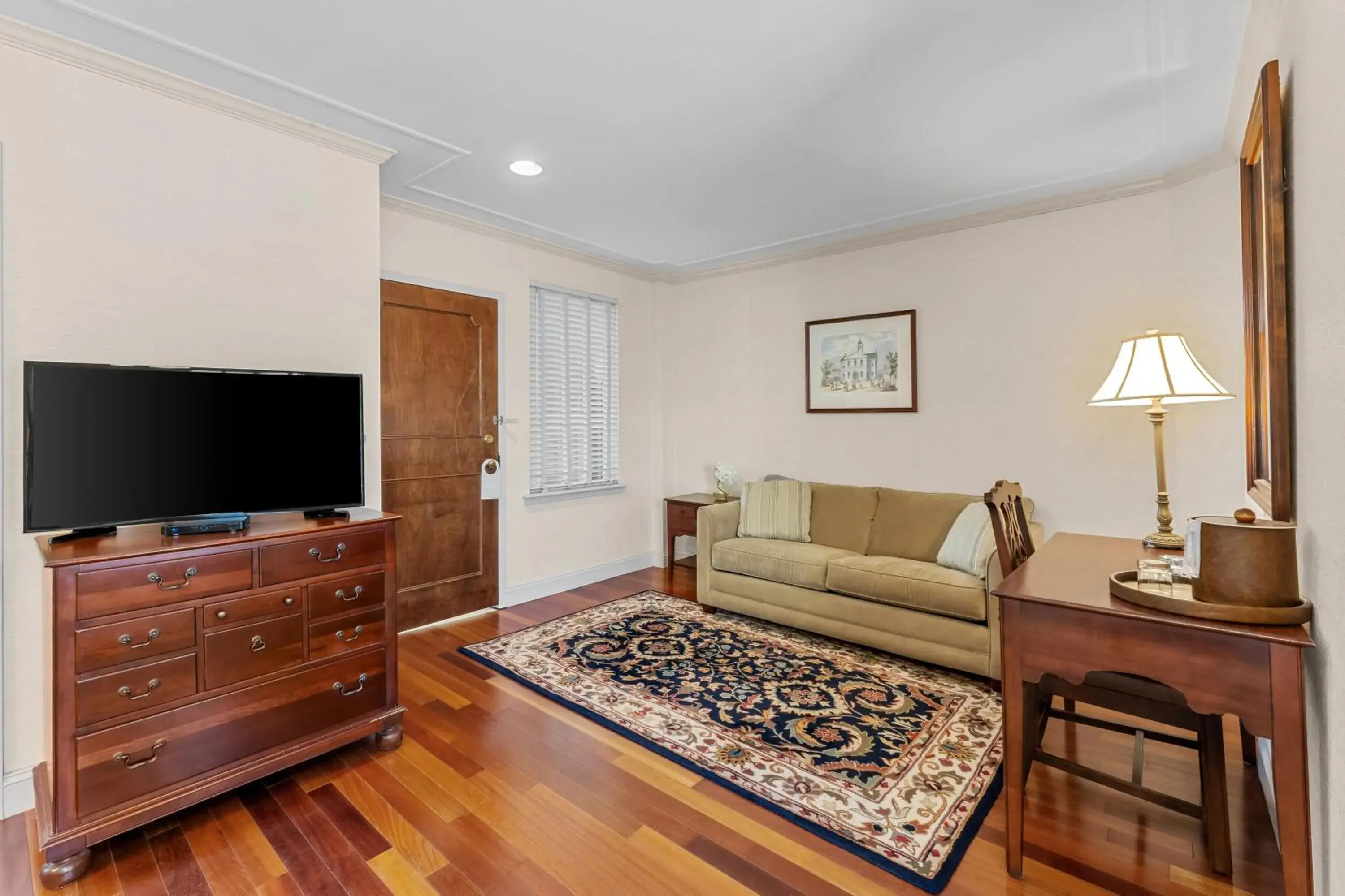Seating area in Penn's View Hotel Philadelphia Seating area in Penn's View Hotel Philadelphia