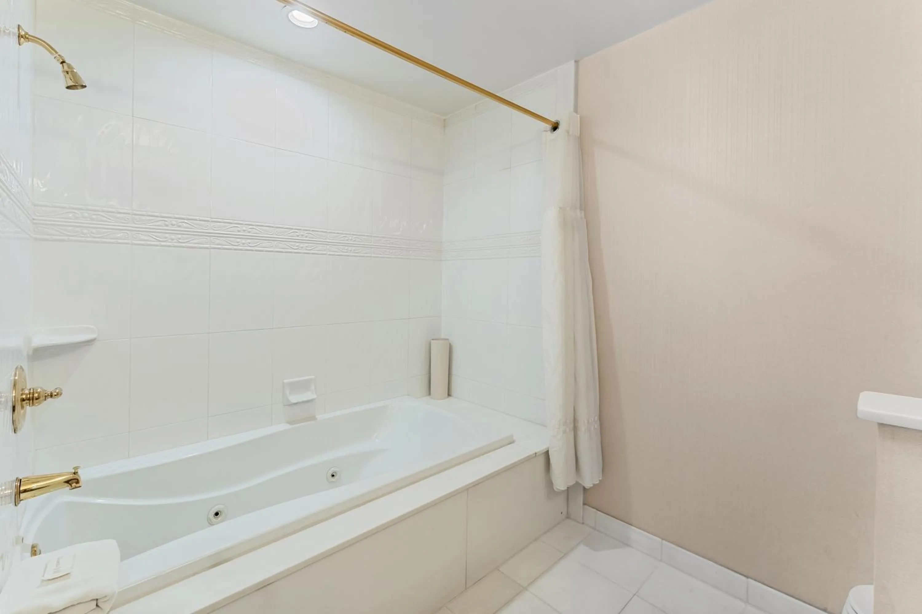 Bath in Penn's View Hotel Philadelphia