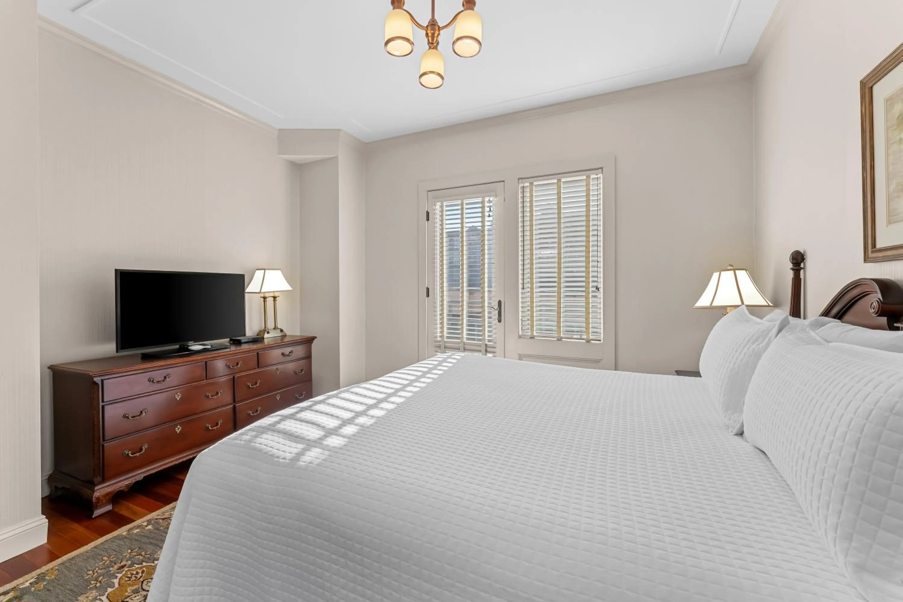 Bed in Penn's View Hotel Philadelphia