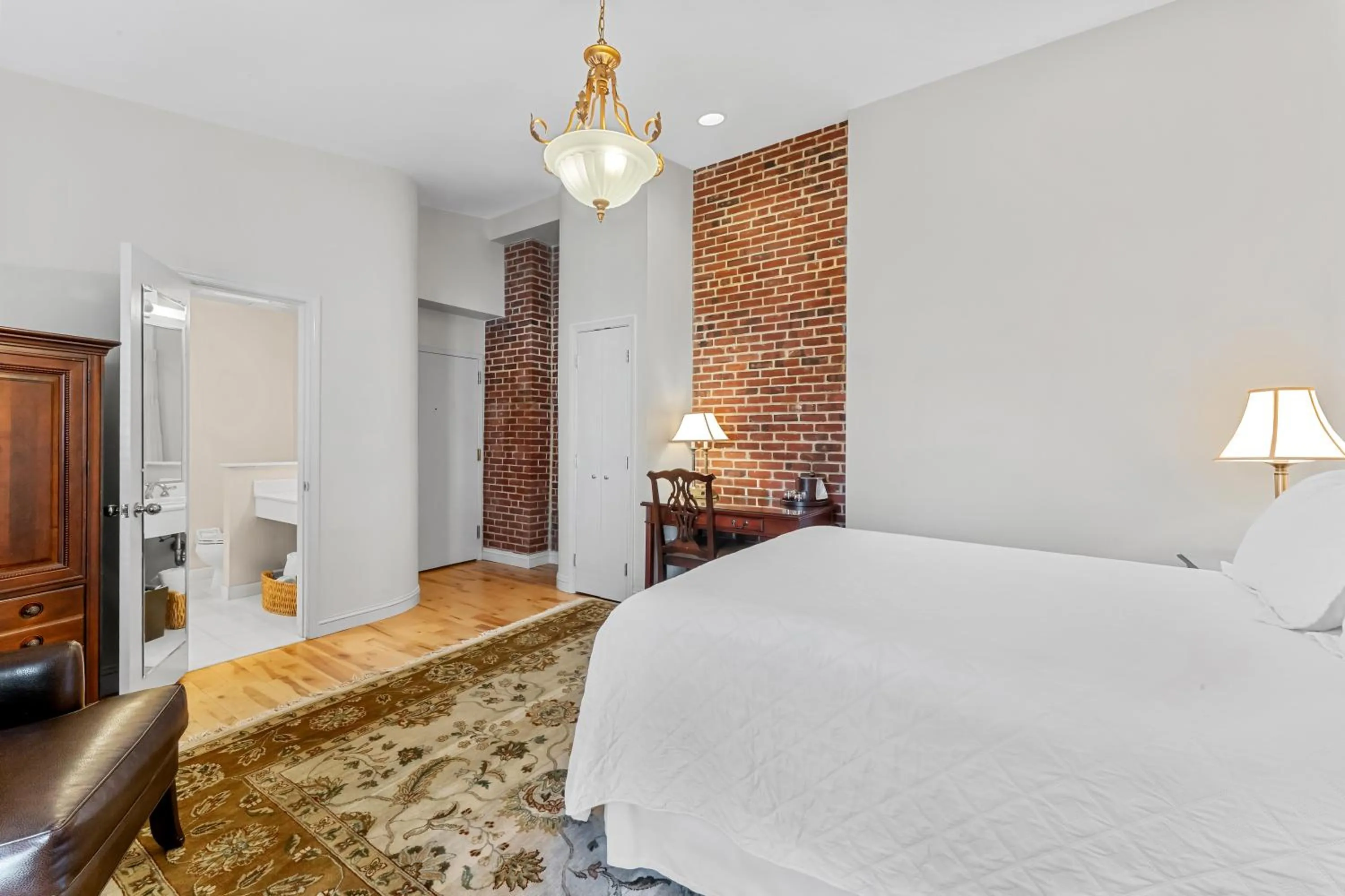 Bed in Penn's View Hotel Philadelphia