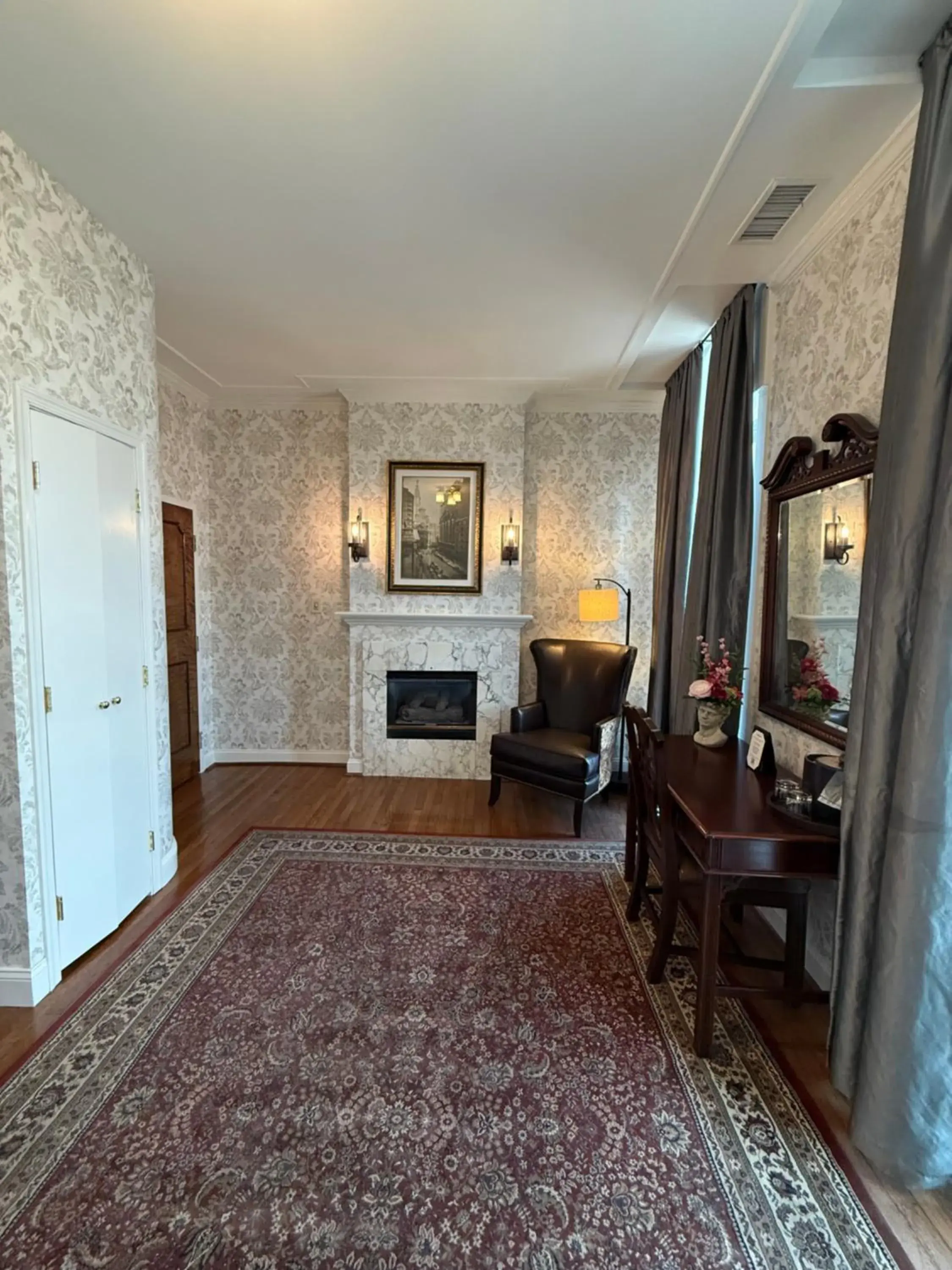 Photo of the whole room, Bed in Penn's View Hotel Philadelphia Photo of the whole room, Bed in Penn's View Hotel Philadelphia