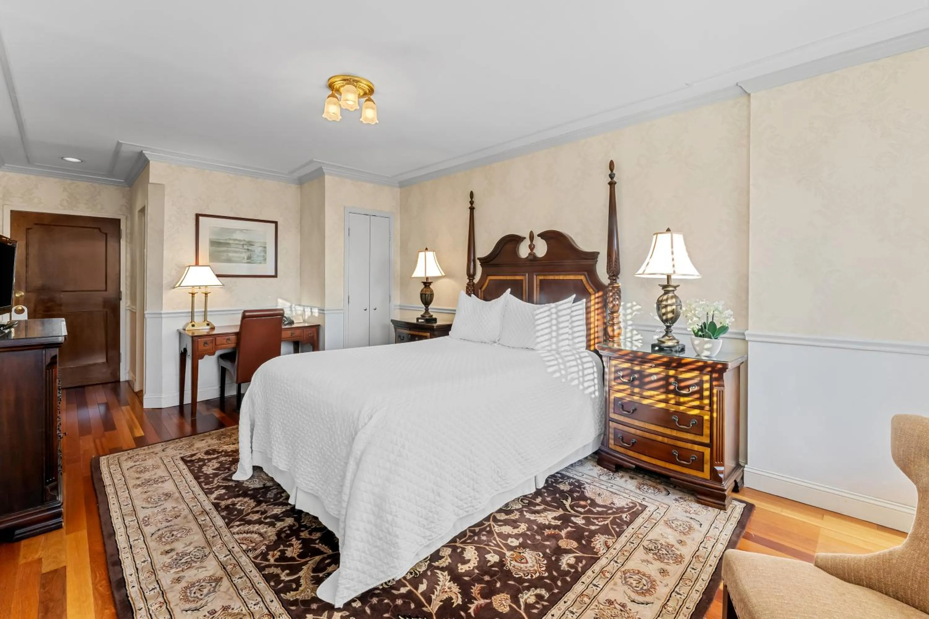 Bed in Penn's View Hotel Philadelphia