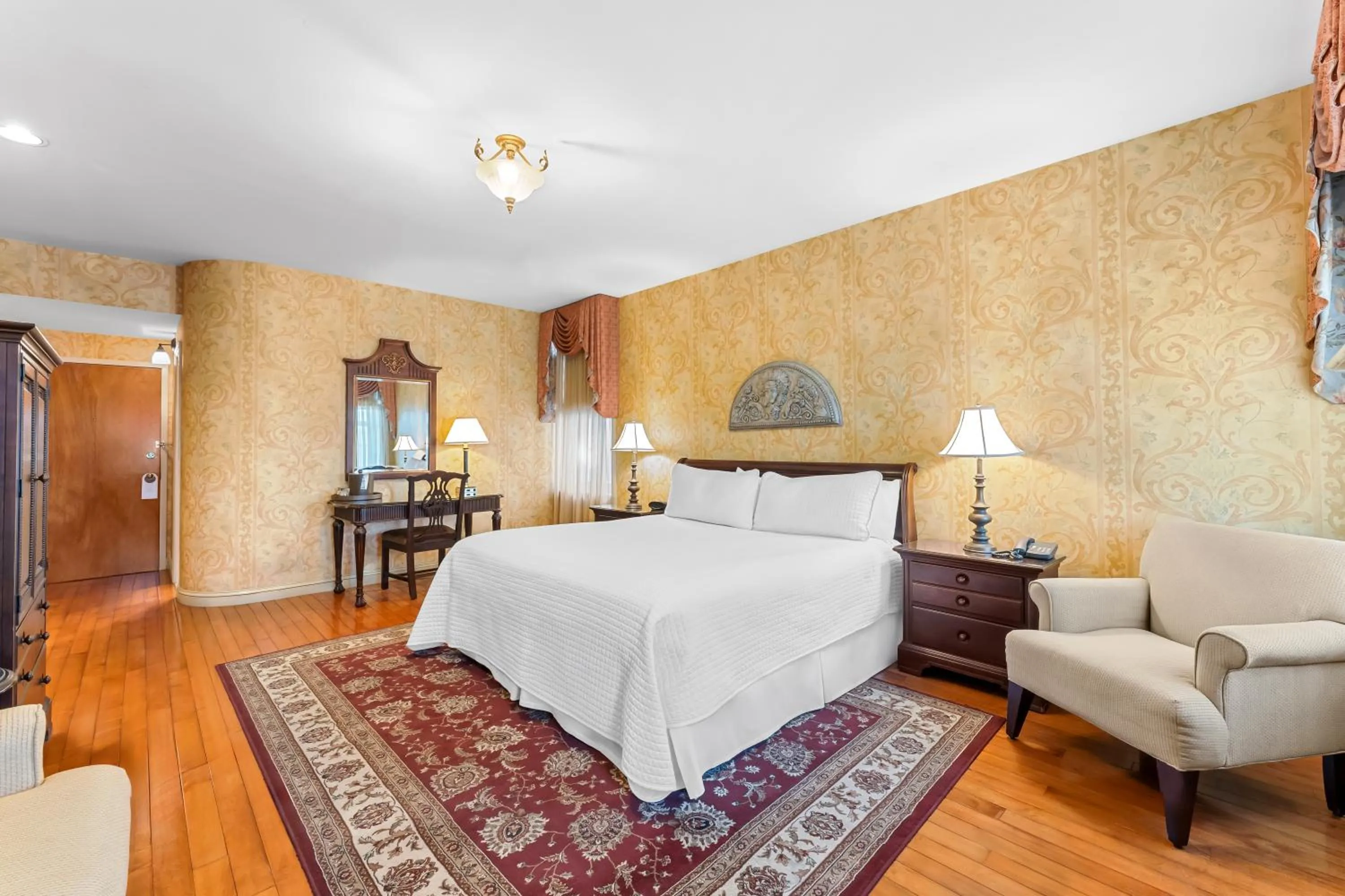 Bedroom, Bed in Penn's View Hotel Philadelphia